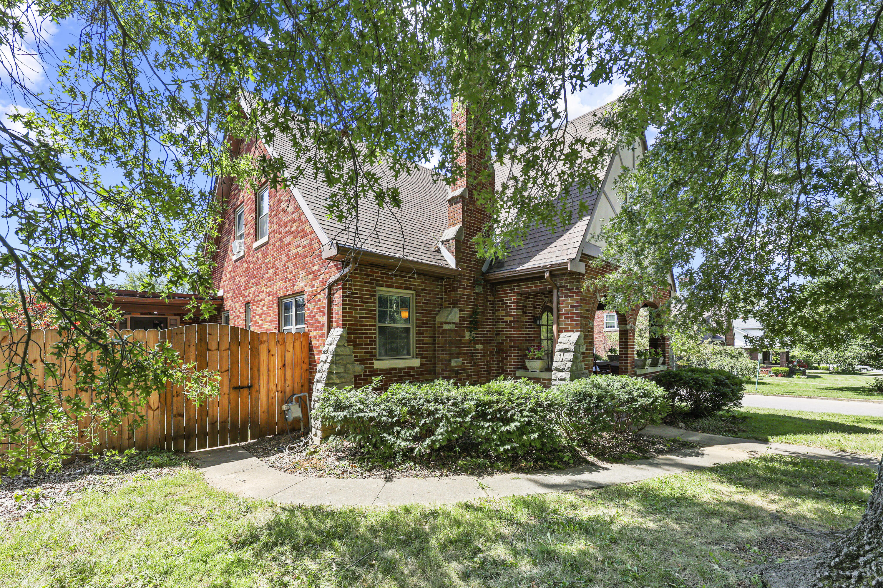 525 E Pike Street Property Photo 4