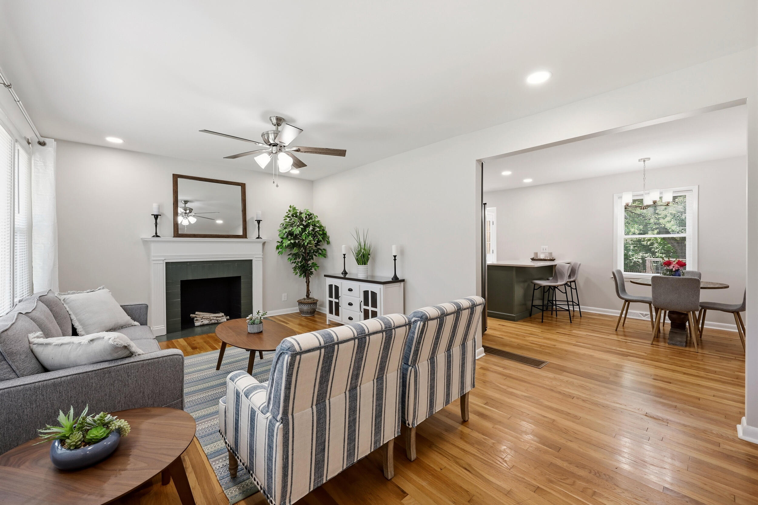 1022 Della Drive Property Photo 4