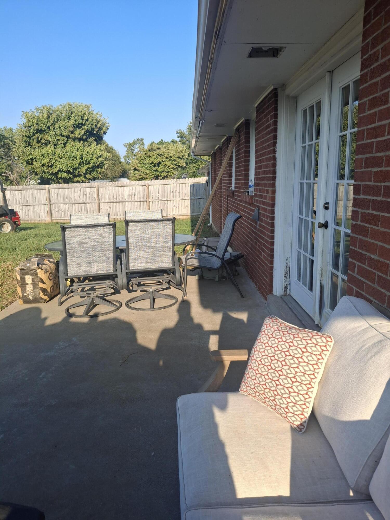817 Maplewood Drive Property Photo 2