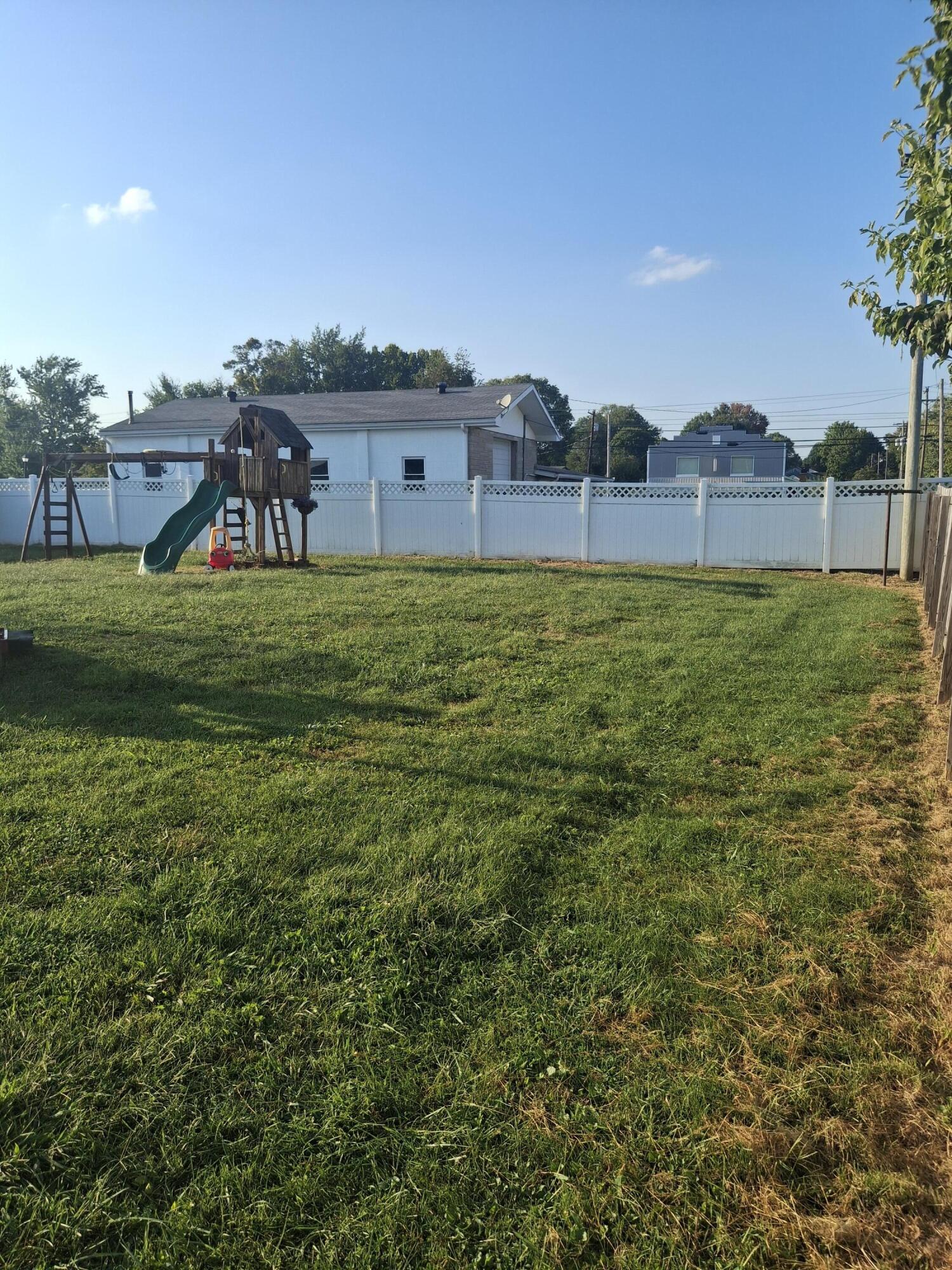 817 Maplewood Drive Property Photo 3