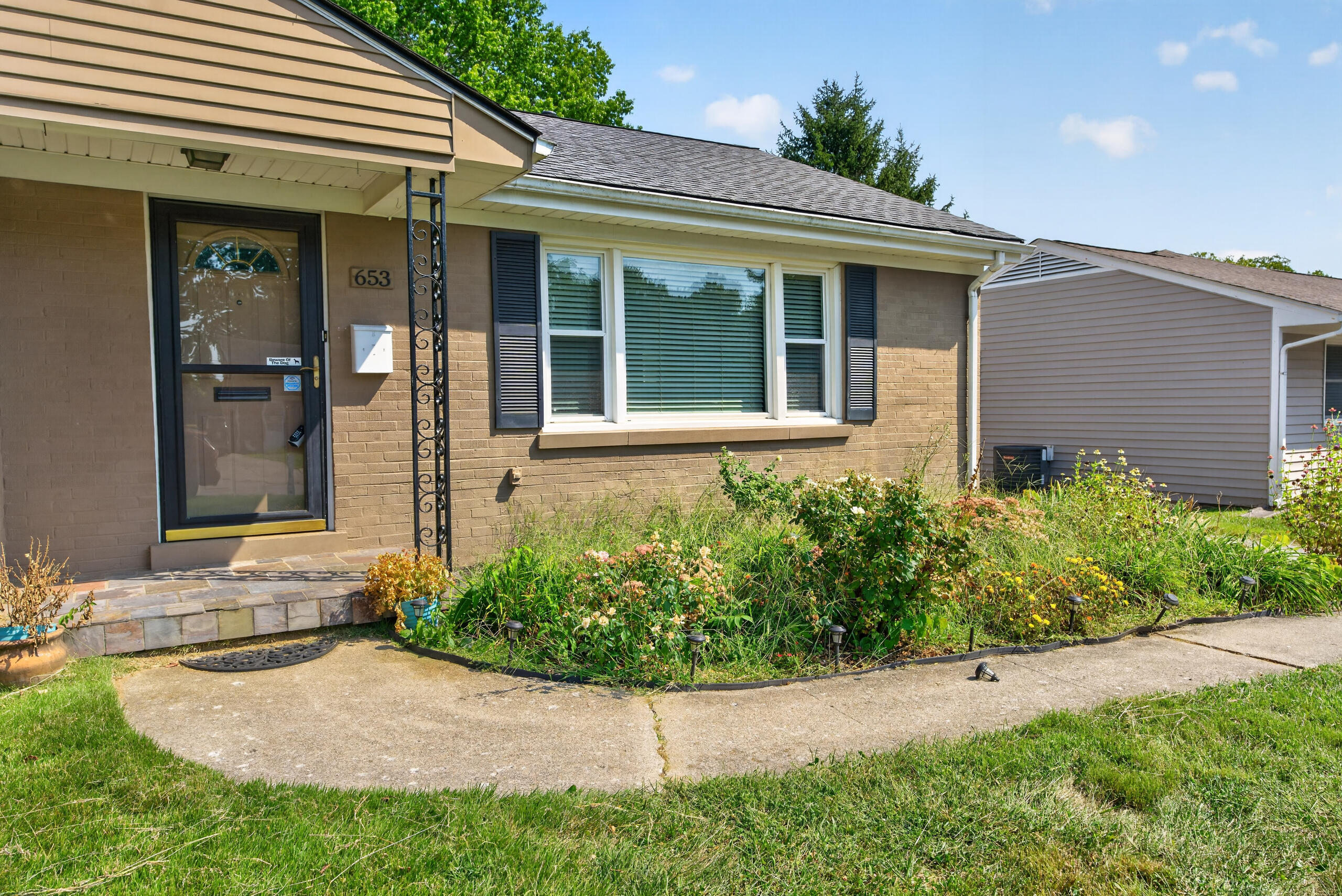 653 Cardinal Lane Property Photo 3