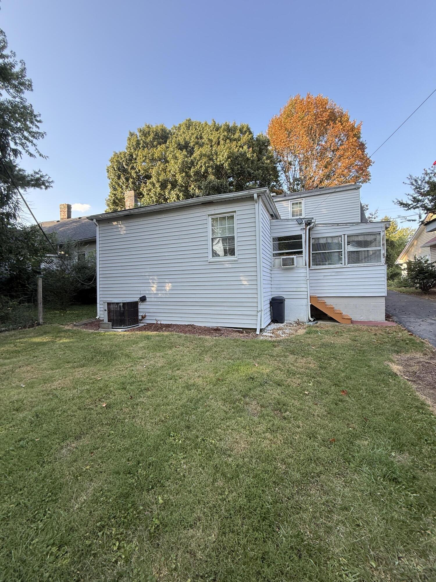 310 1/2 Richmond Street Property Photo 5