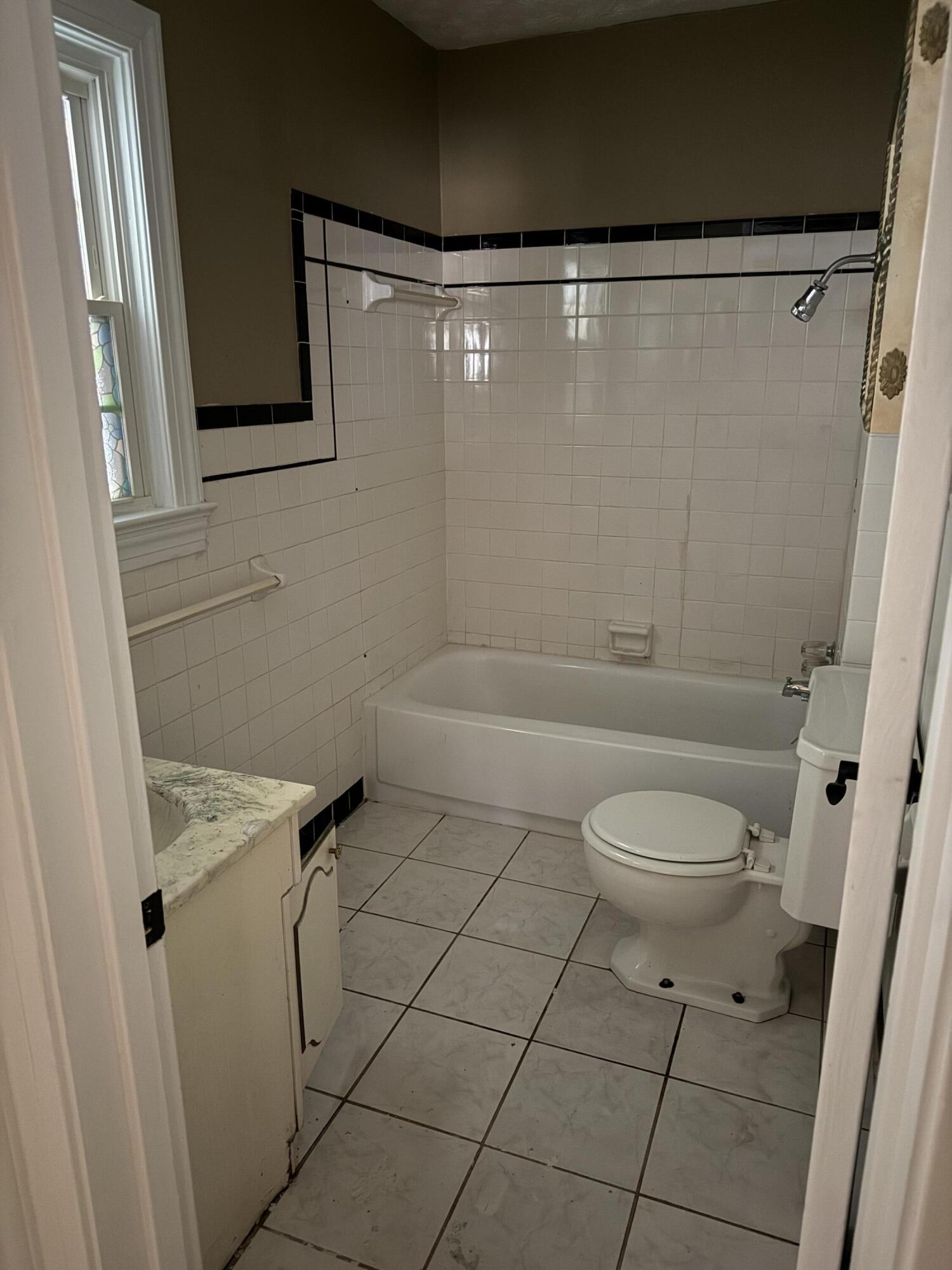 310 1/2 Richmond Street Property Photo 19