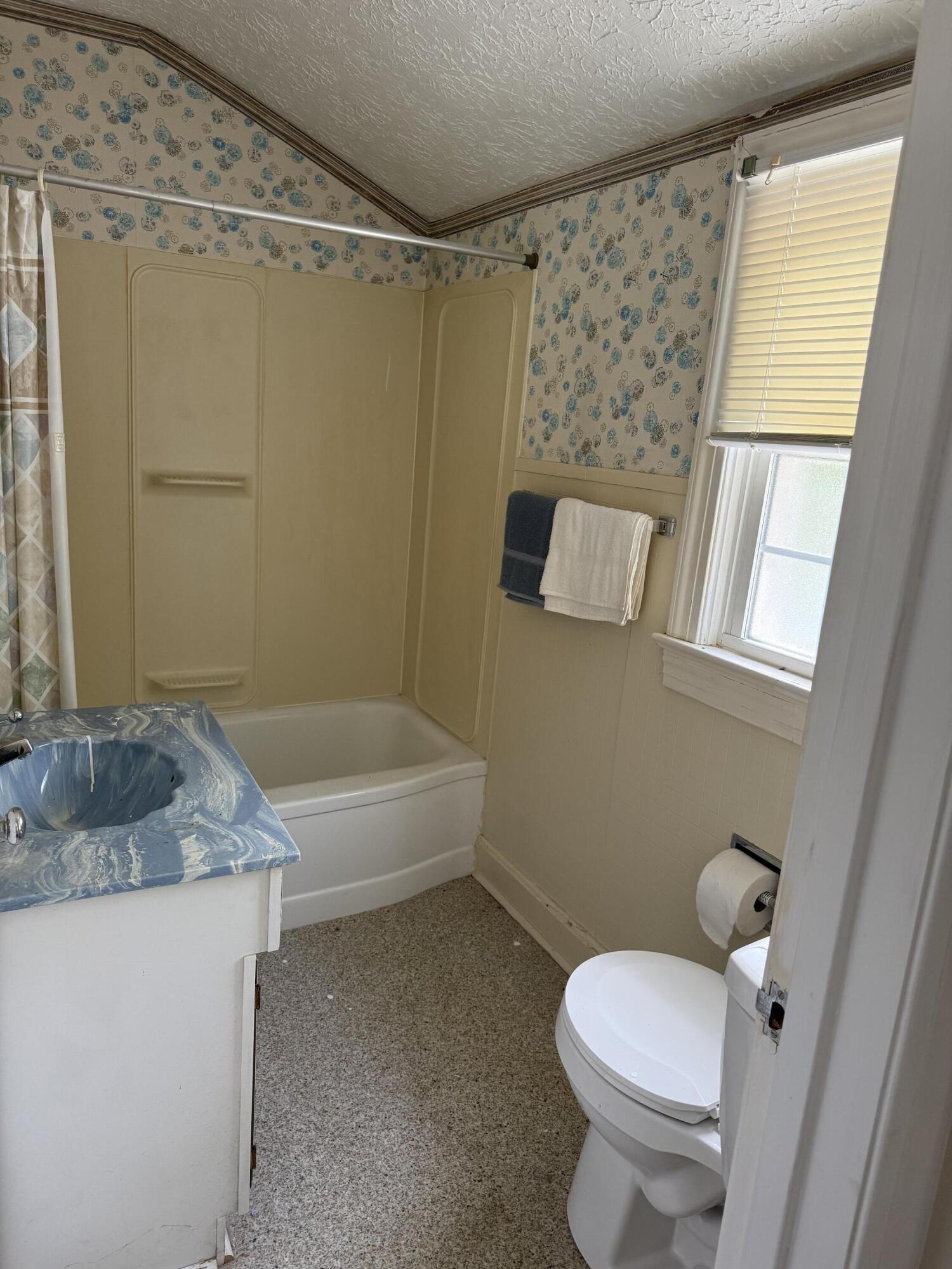 310 1/2 Richmond Street Property Photo 24