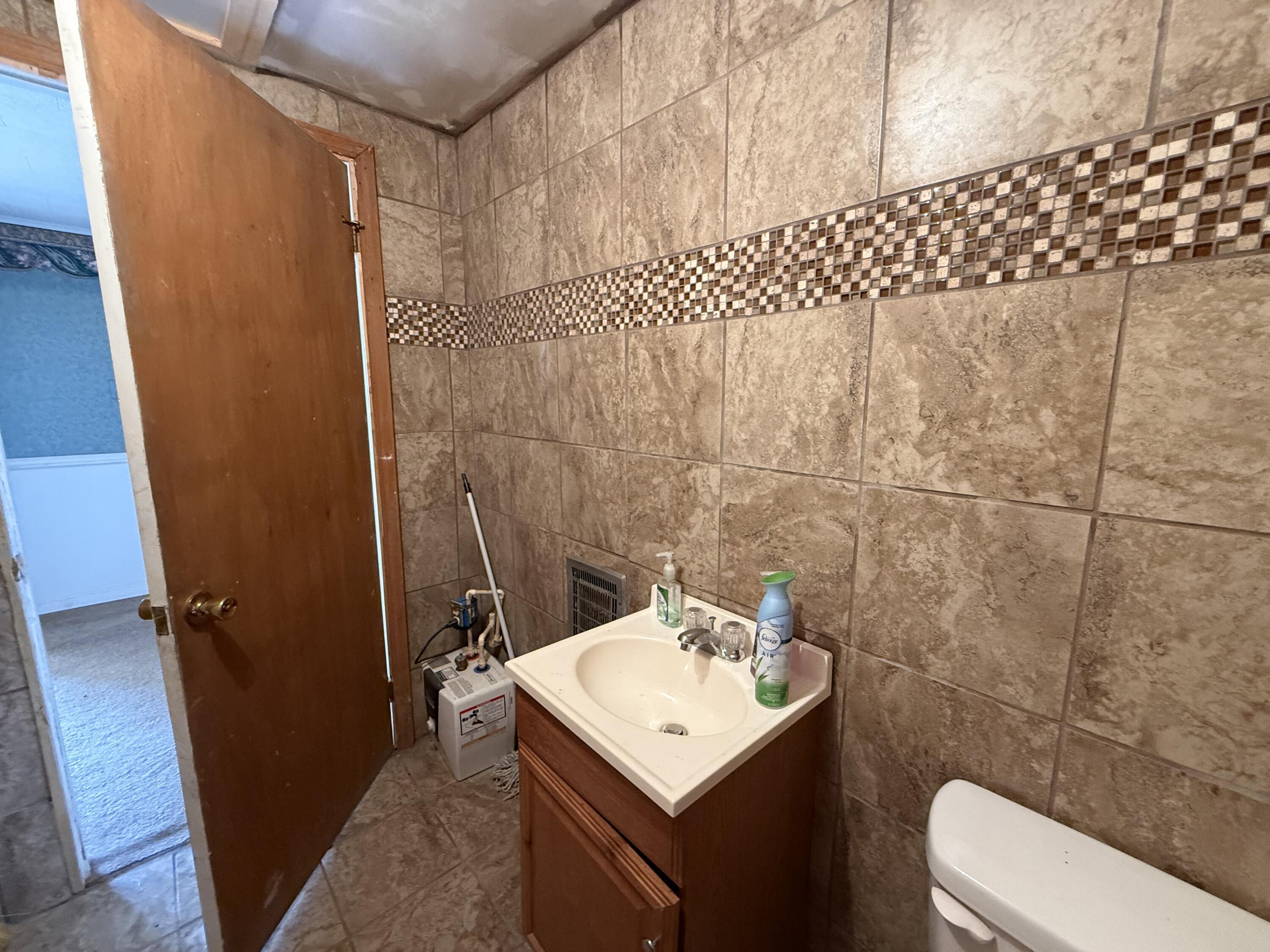 525 Peeler Road Property Photo 9