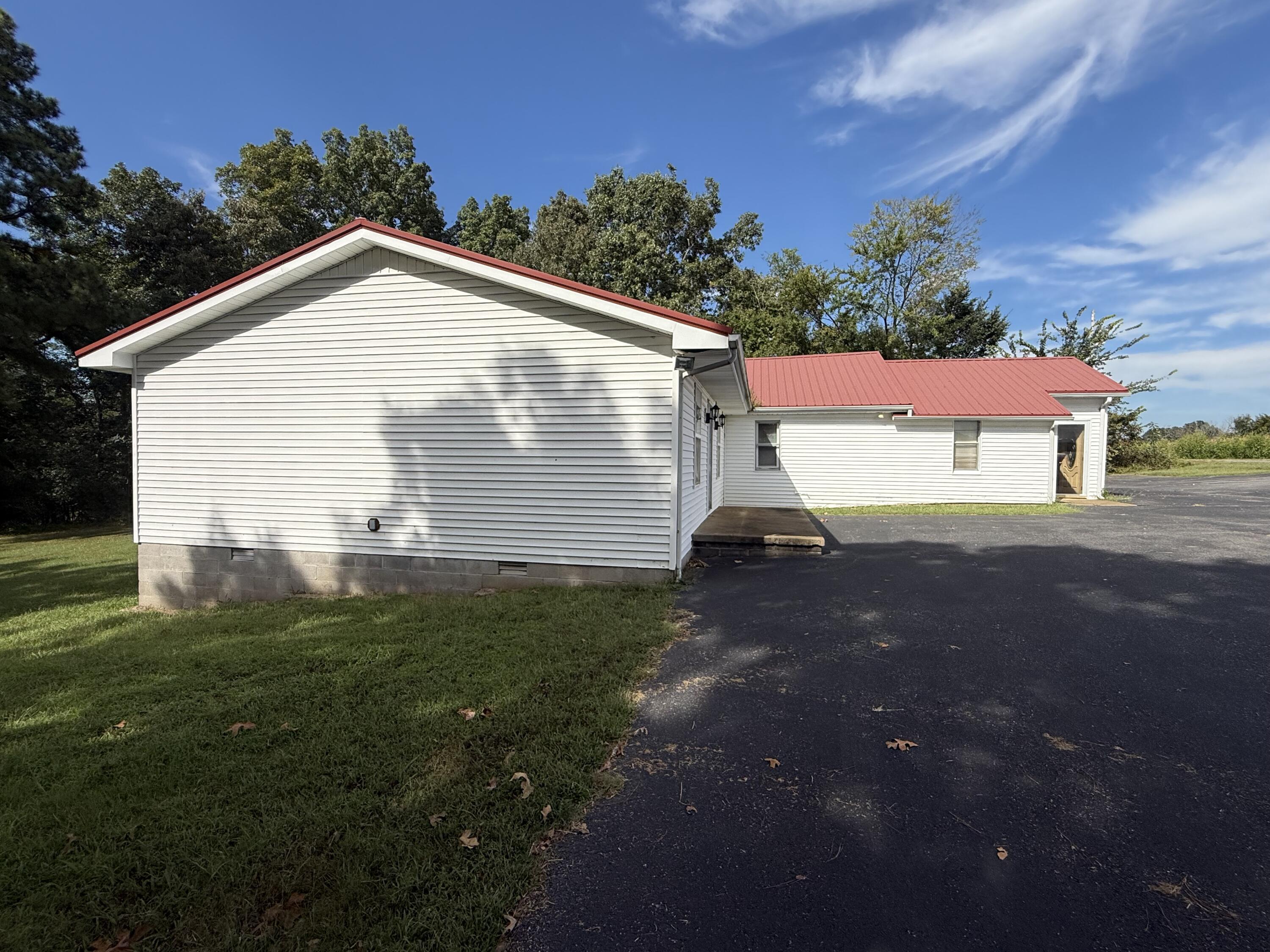 525 Peeler Road Property Photo 14