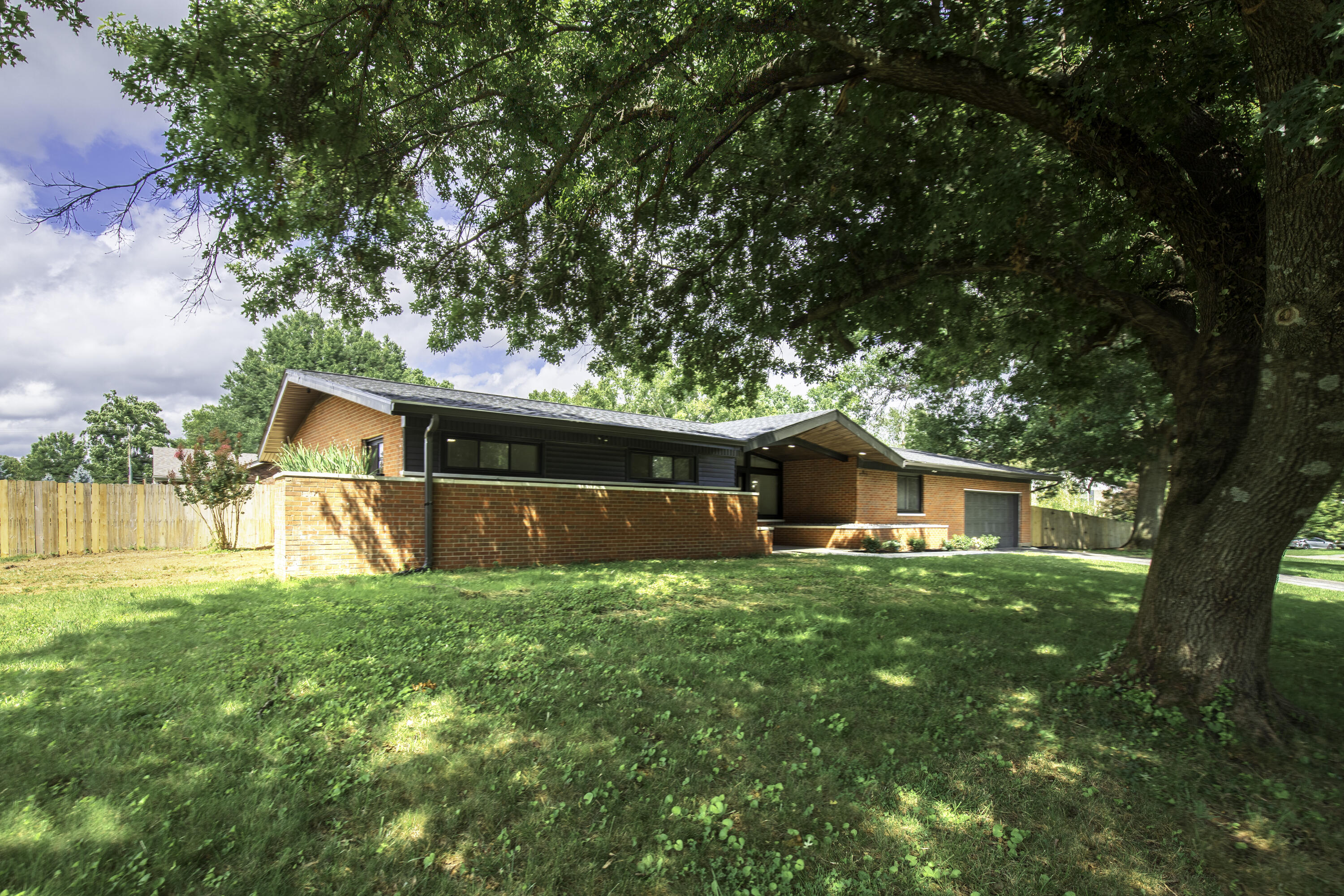 3273 Saxon Drive Property Photo 3