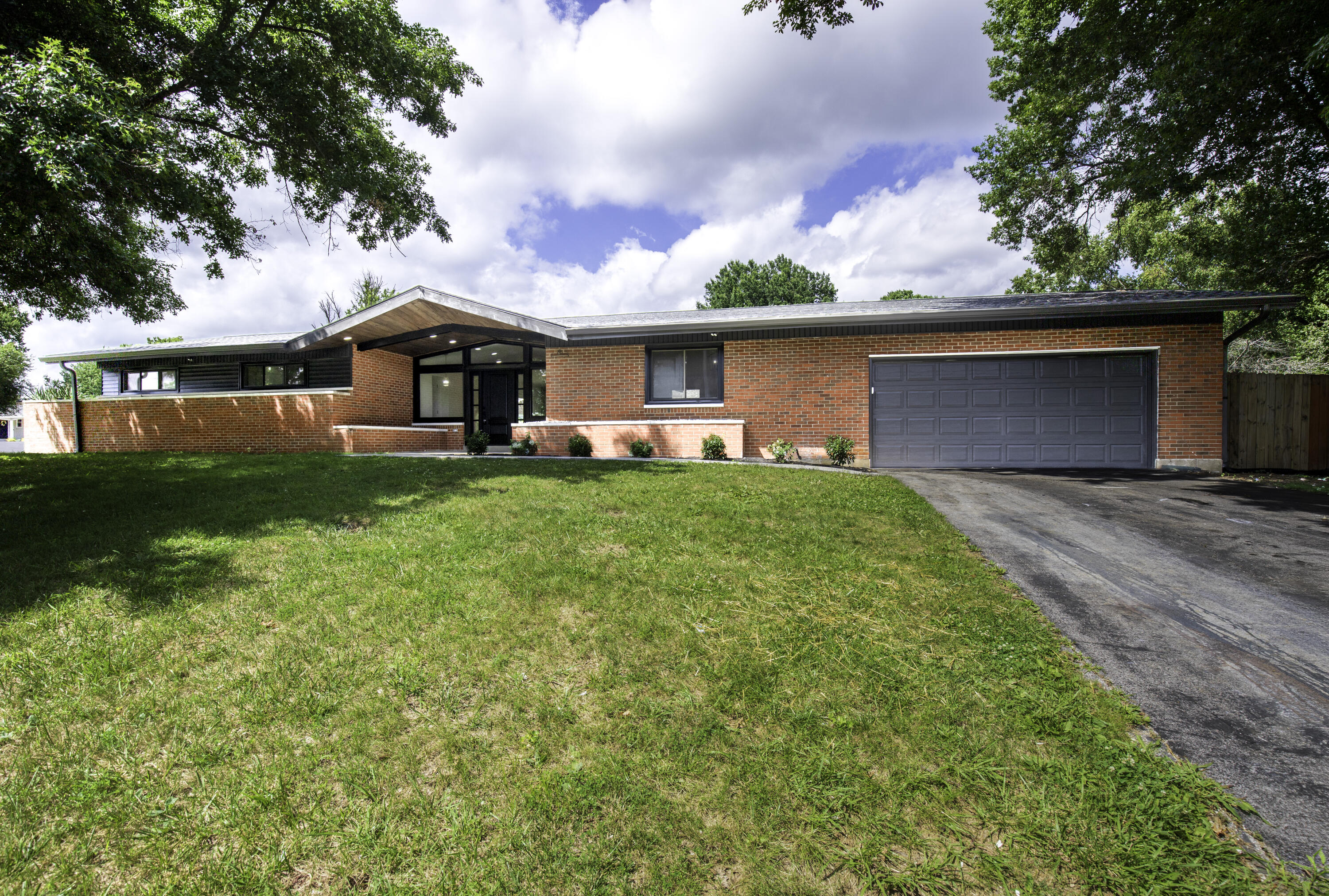 3273 Saxon Drive Property Photo 4