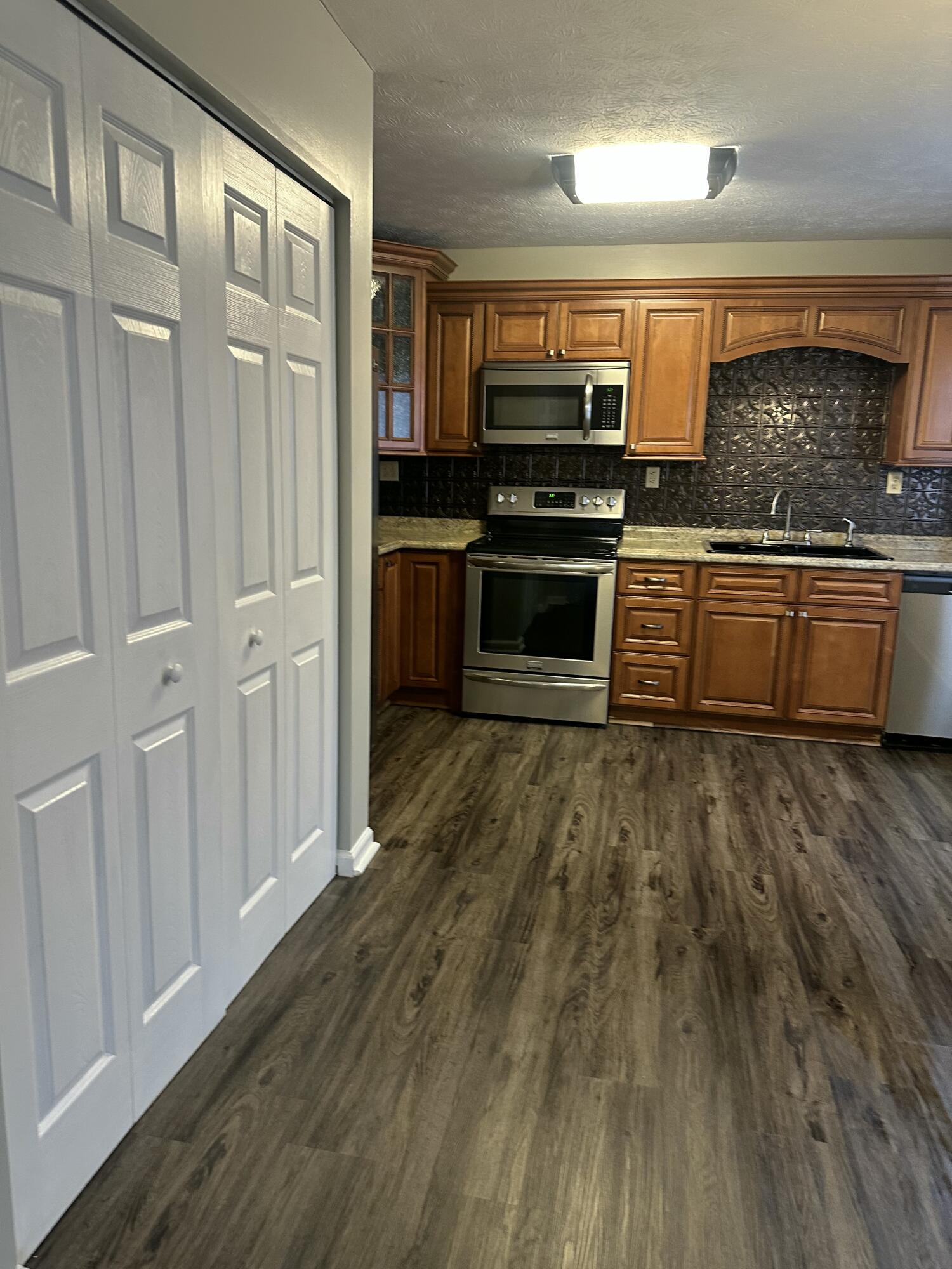 448 N Hills Road Property Photo 12
