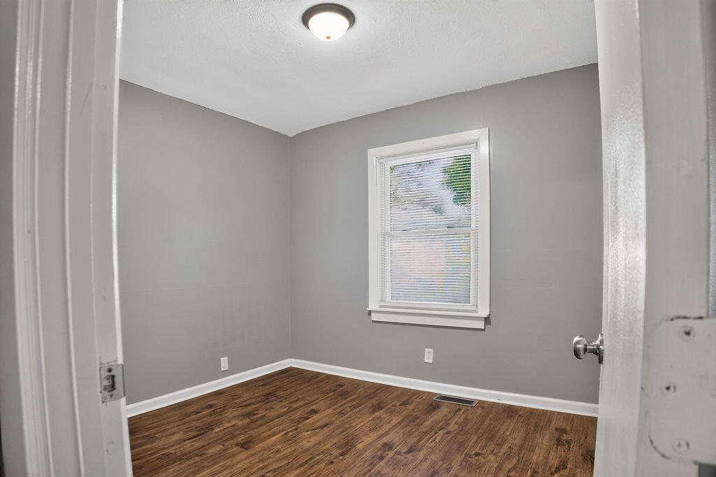 107 Berry Avenue Property Photo 25