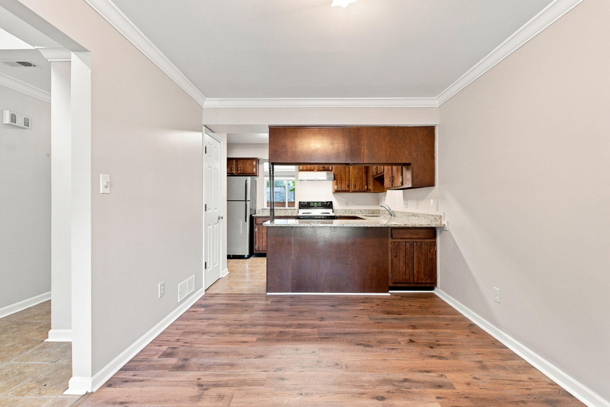 541 W Short Street 3 Property Photo 8