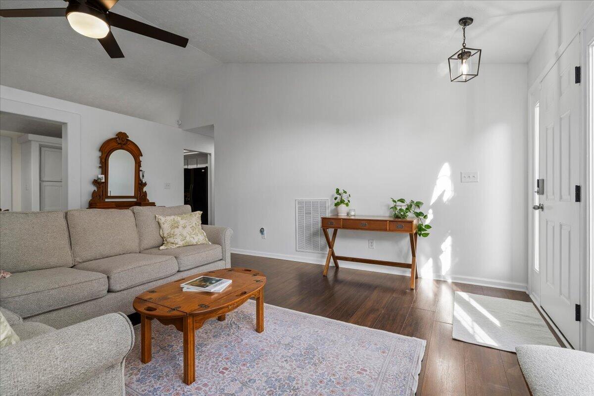 2708 Mountain Laurel Circle Property Photo 6