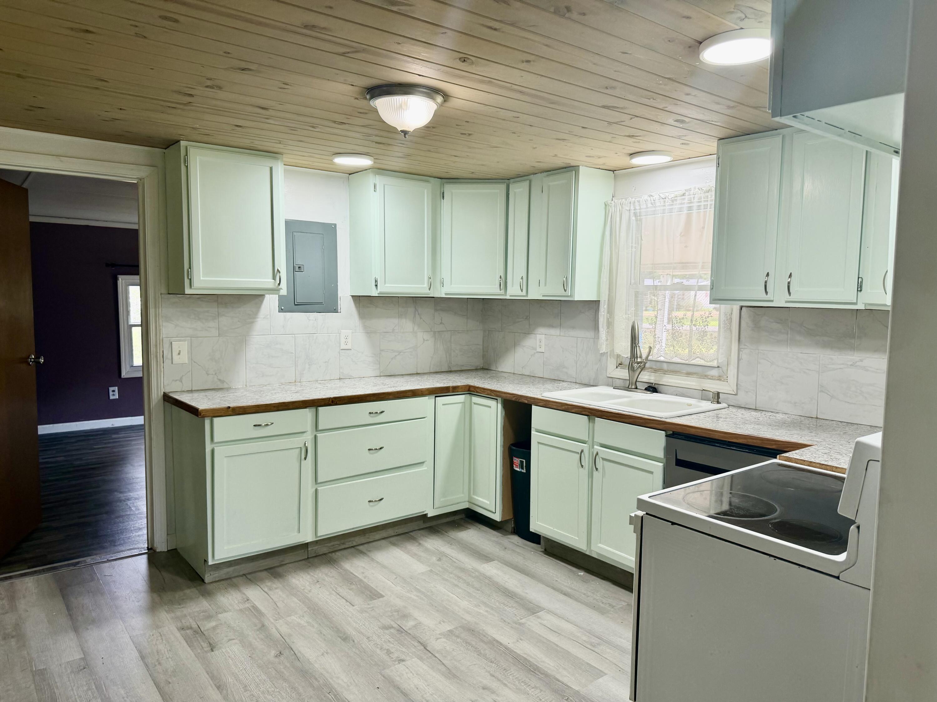 3021 Oaks Road Property Photo 5