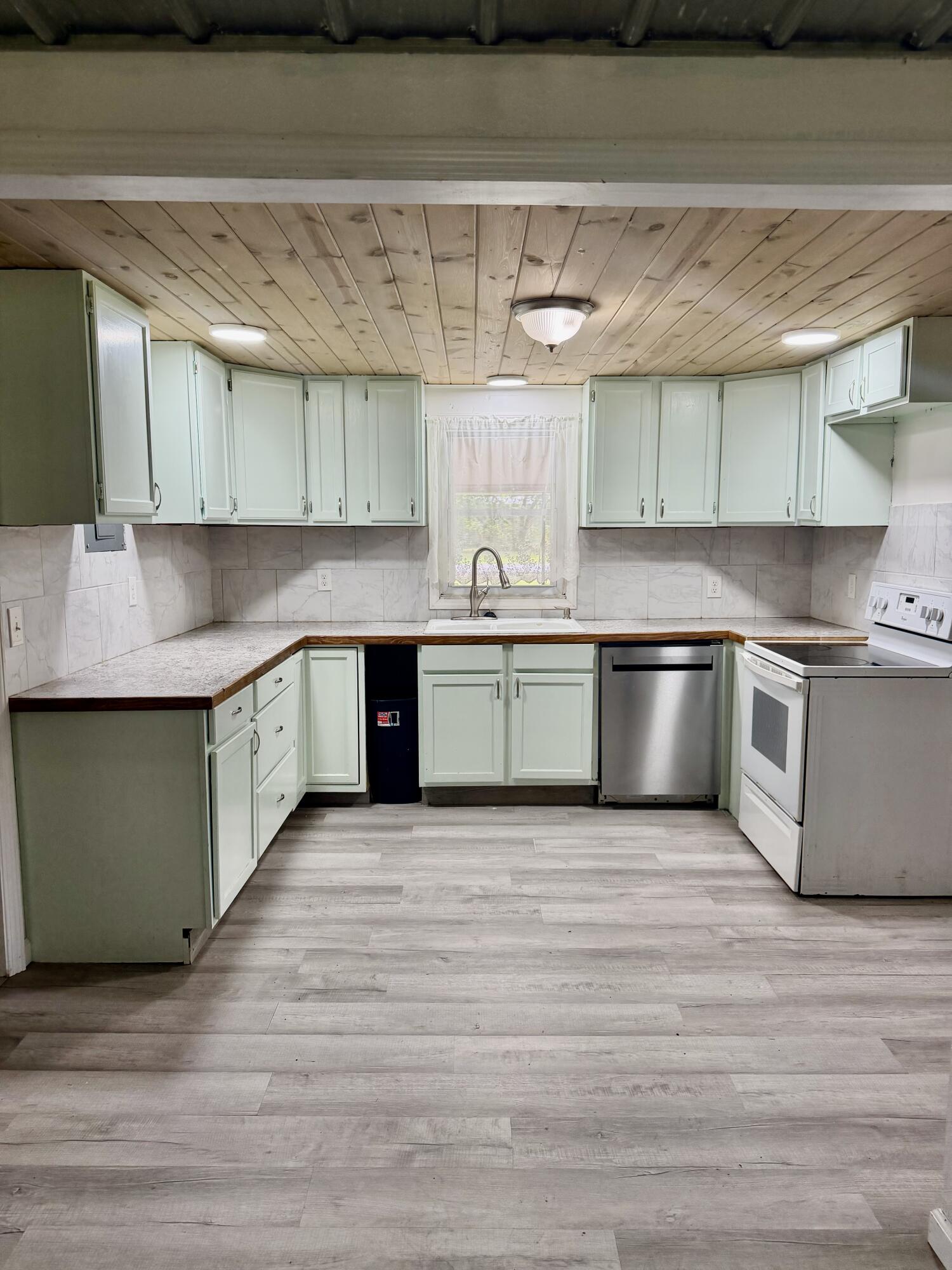 3021 Oaks Road Property Photo 6
