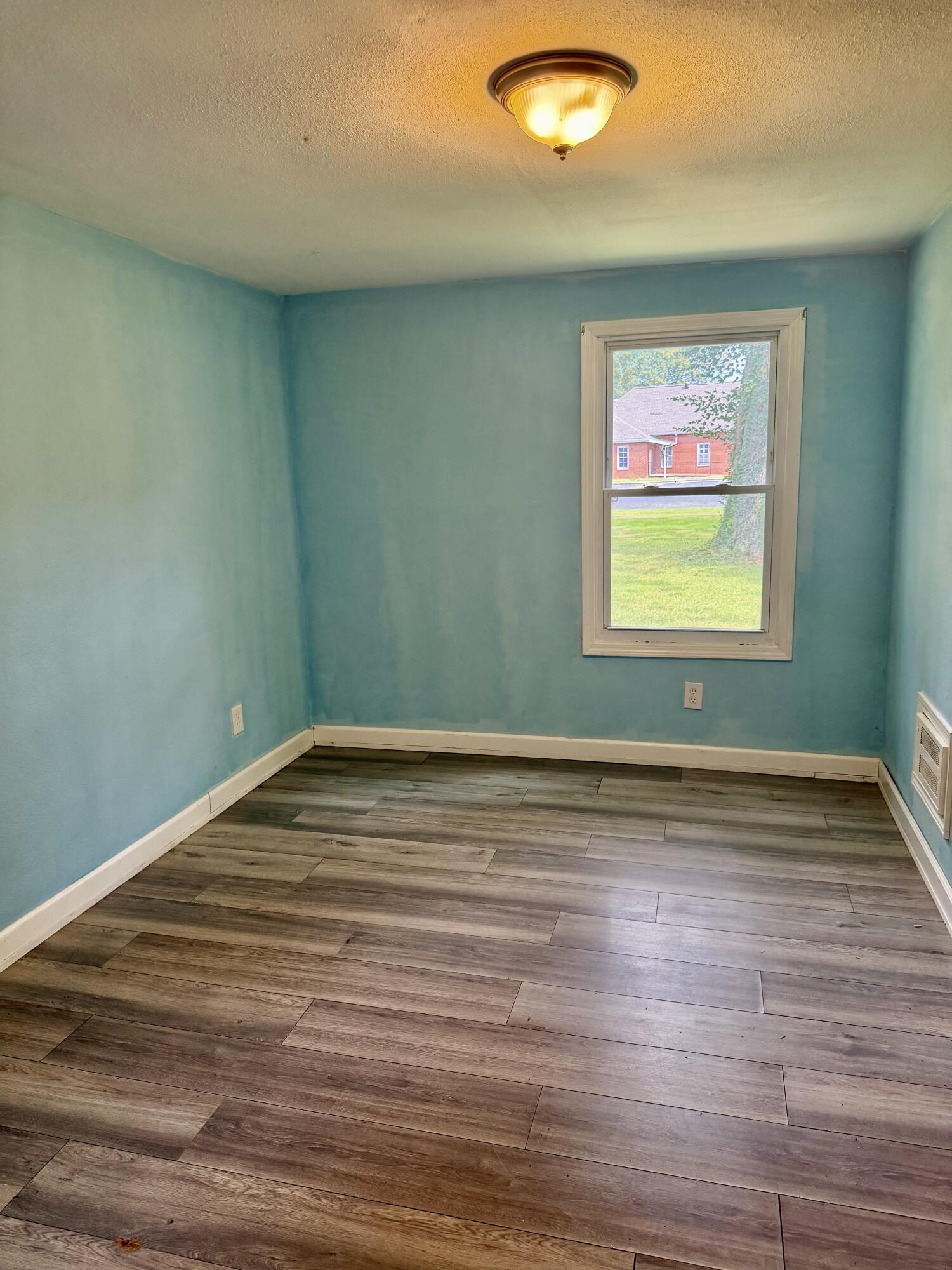 3021 Oaks Road Property Photo 12