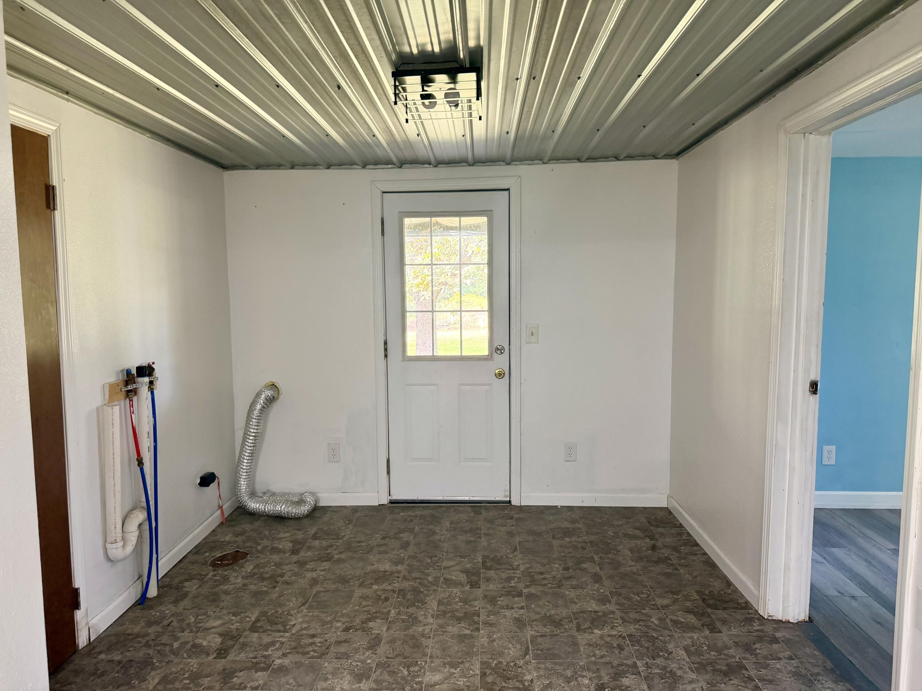 3021 Oaks Road Property Photo 14