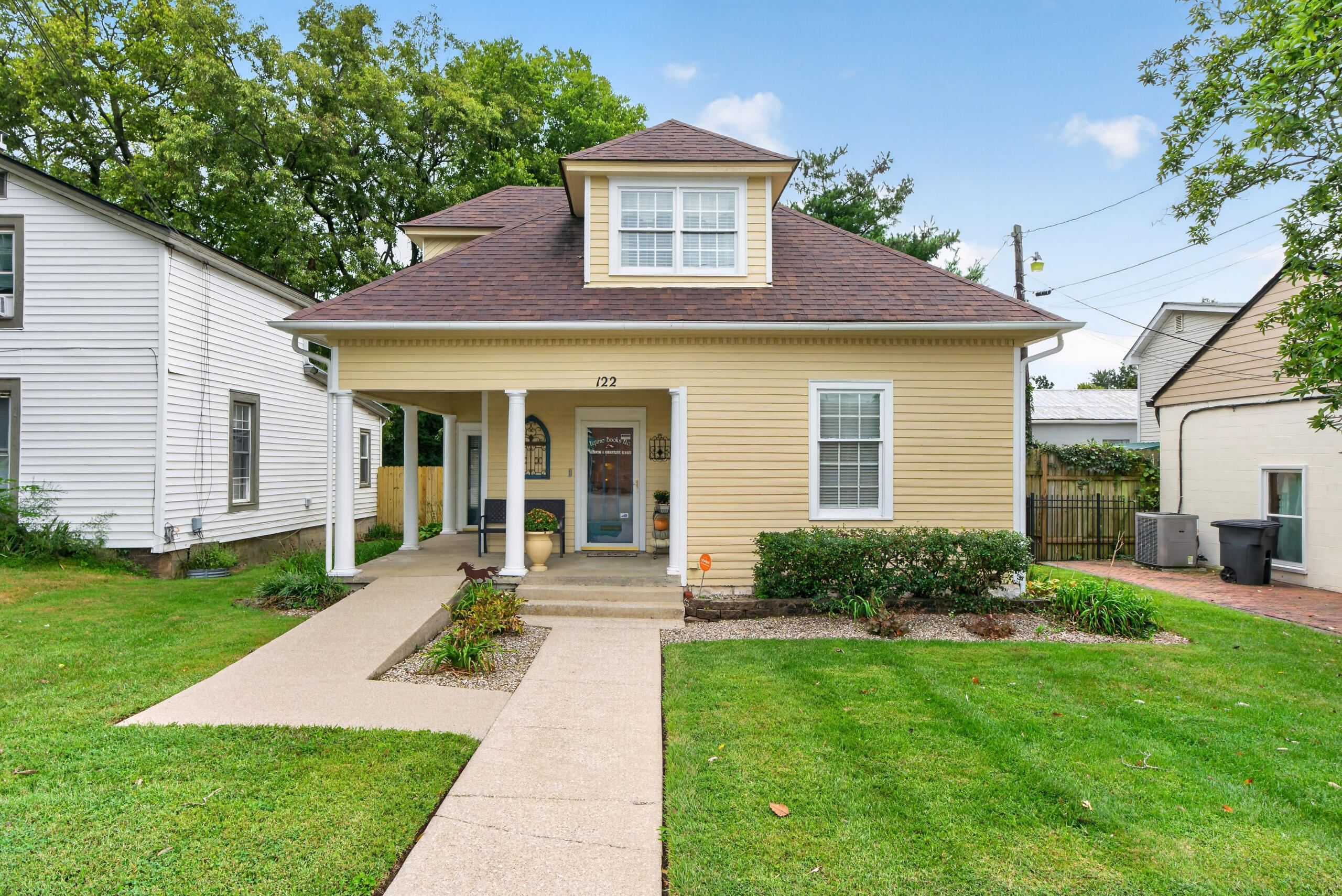 122 N Locust Street Property Photo 2
