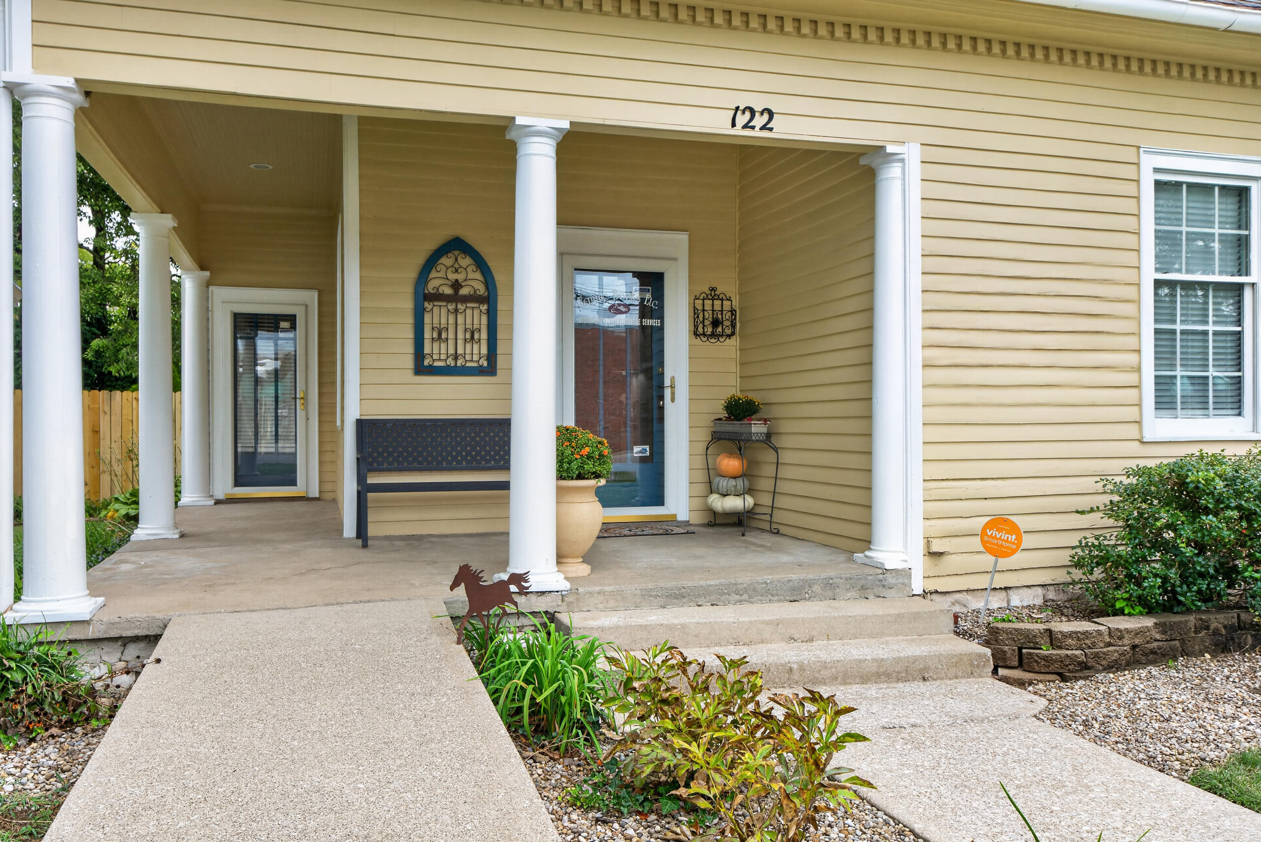 122 N Locust Street Property Photo 4