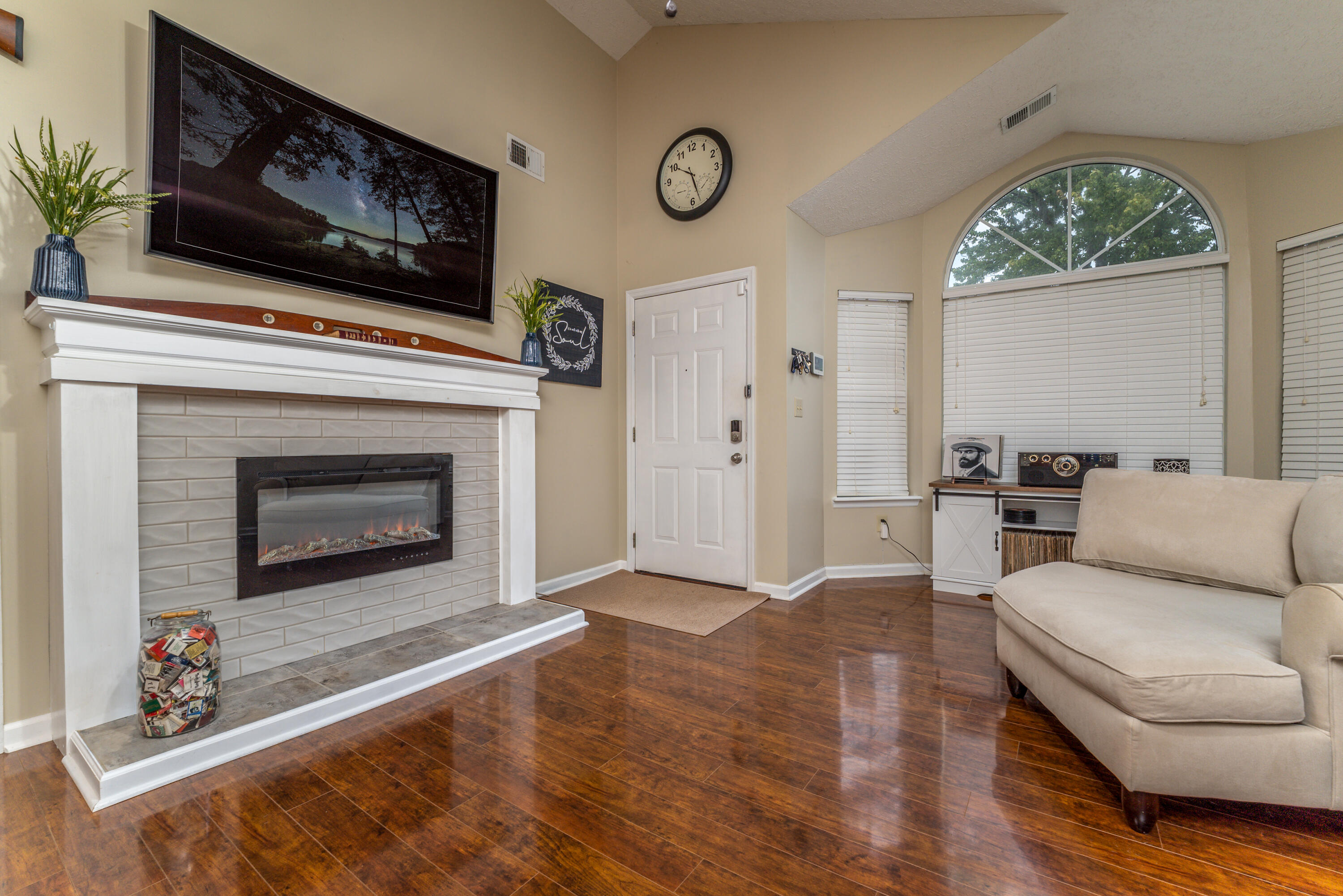 2304 Independence Court Property Photo 9