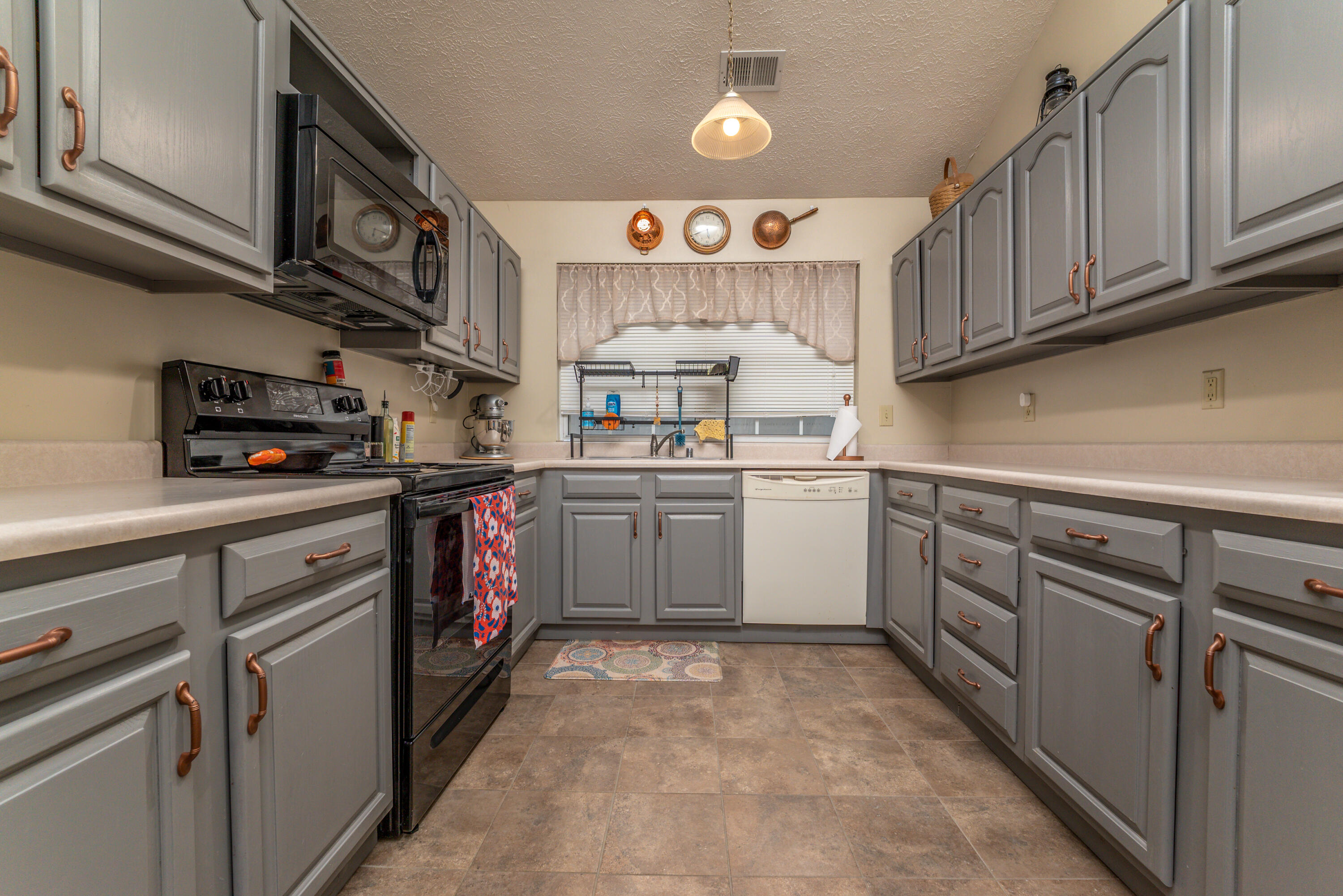 2304 Independence Court Property Photo 12