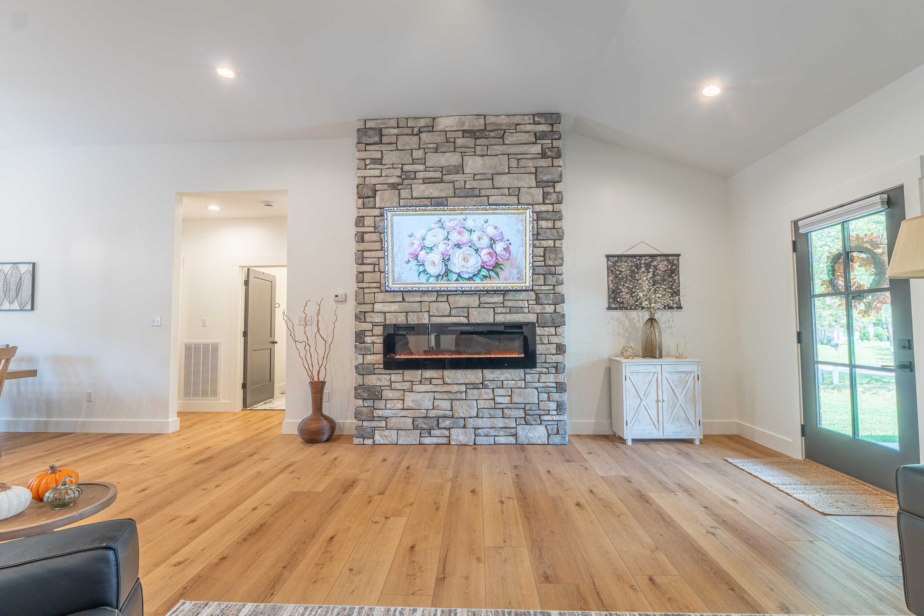 22 E Barrington Drive Property Photo 10