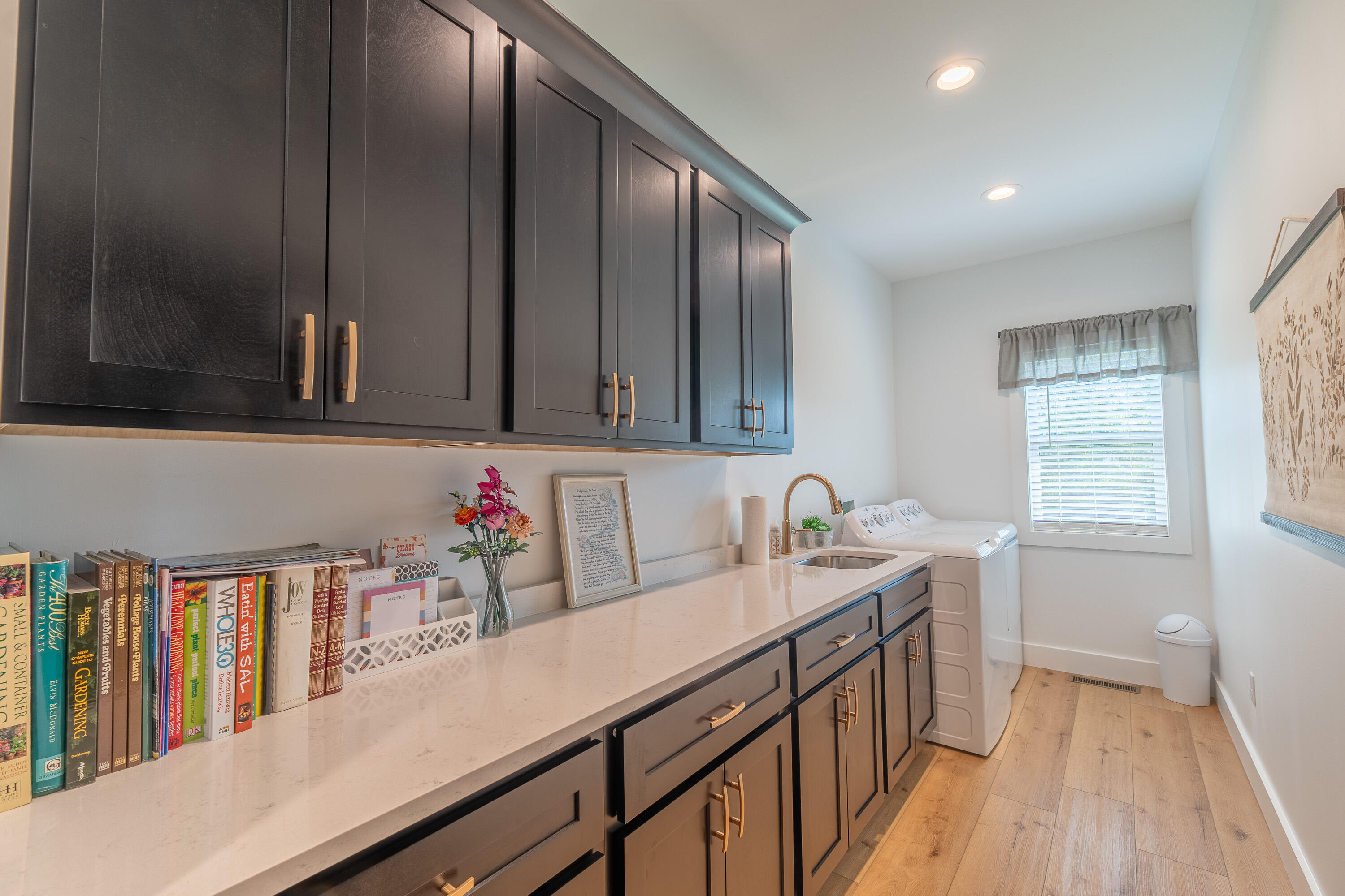 22 E Barrington Drive Property Photo 17