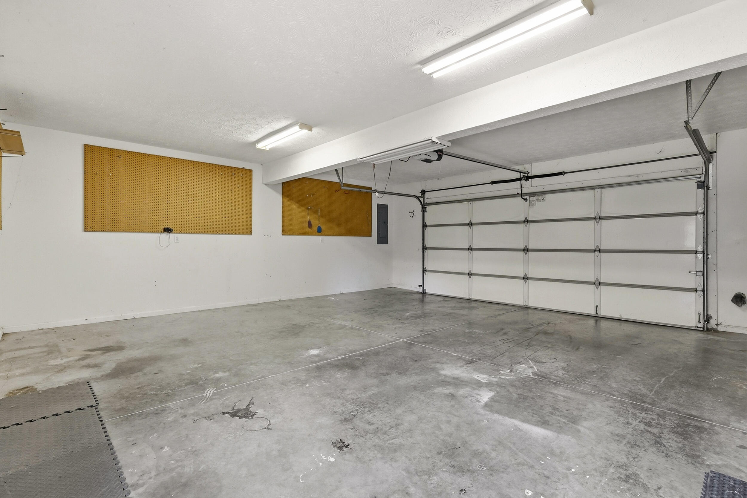 112 Hard Drive Property Photo 46