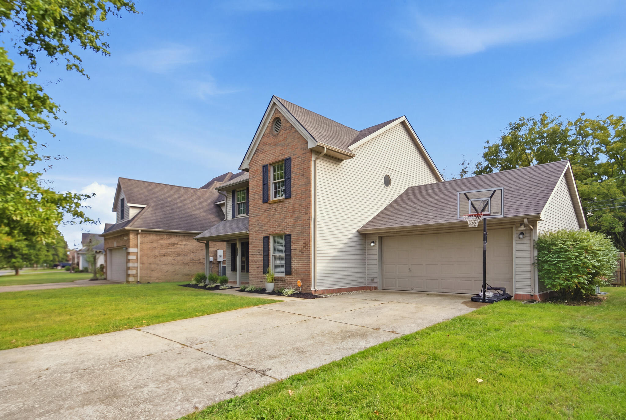 464 Amberley Drive Property Photo 3