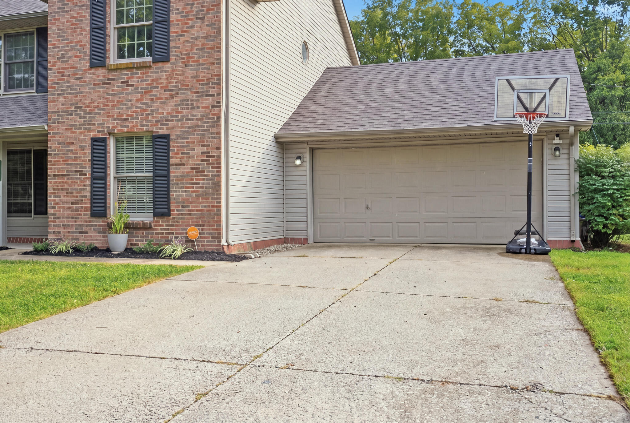 464 Amberley Drive Property Photo 8