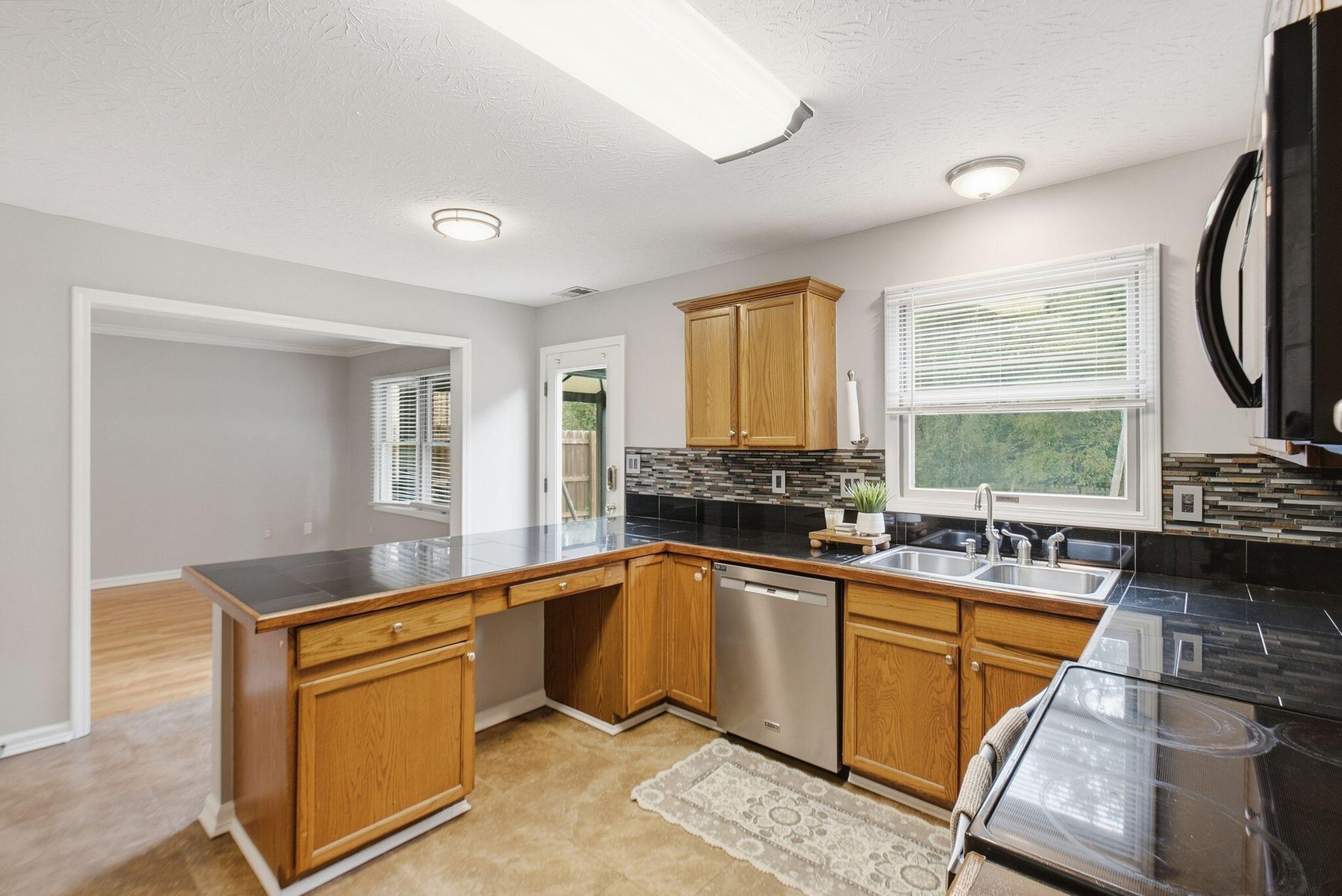 464 Amberley Drive Property Photo 16