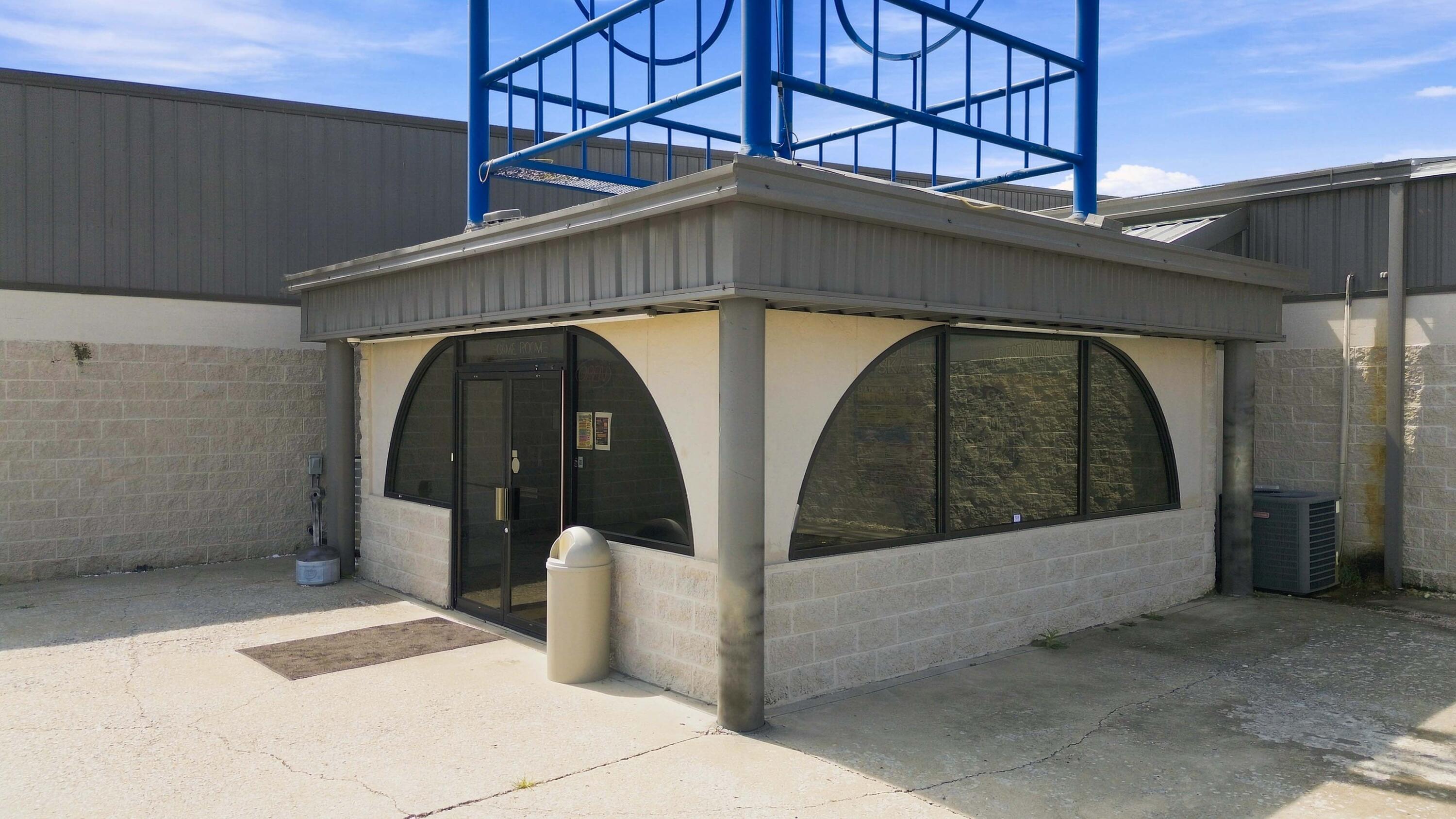 75 Commercial Drive Property Photo 5