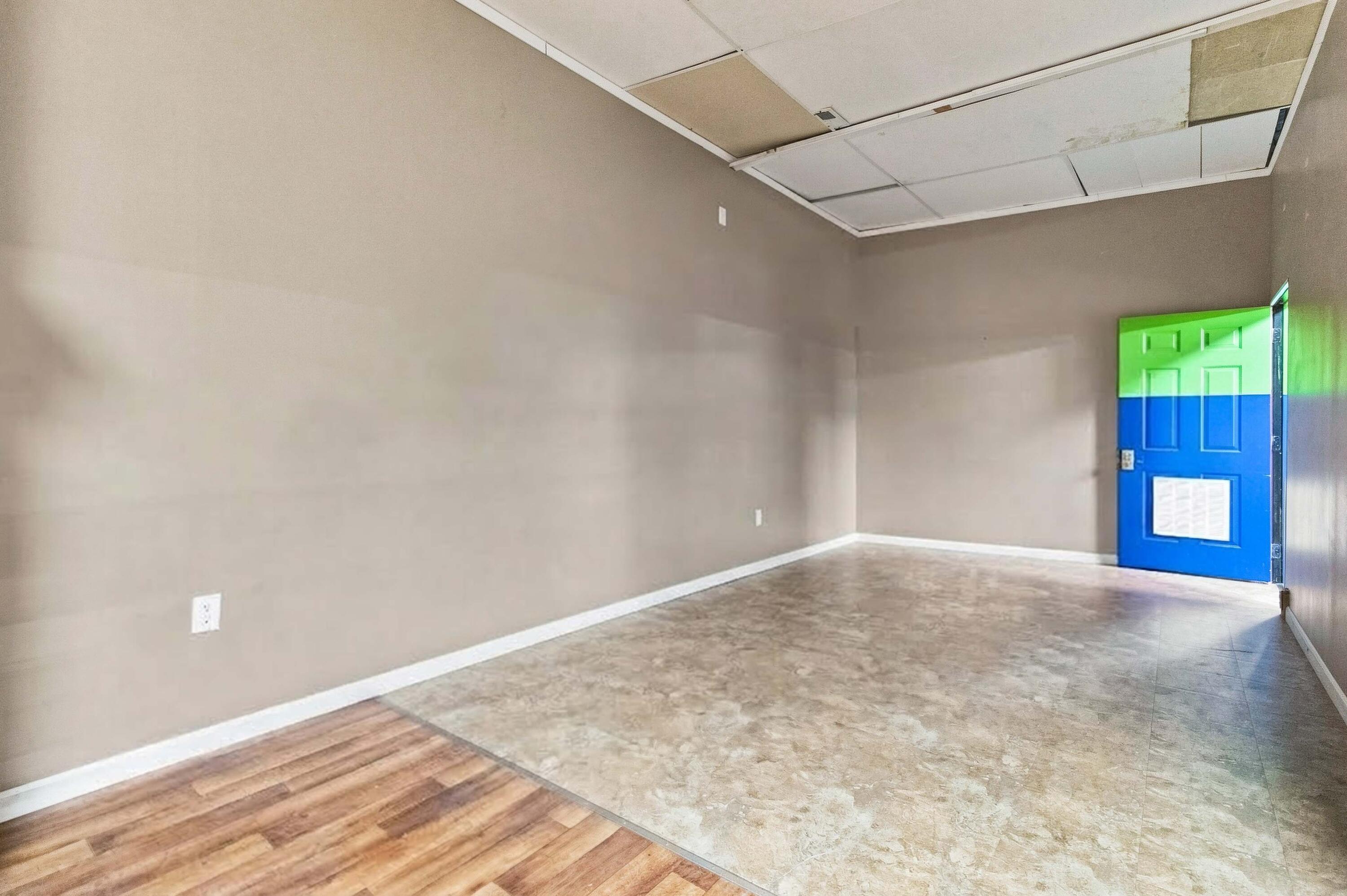 75 Commercial Drive Property Photo 77
