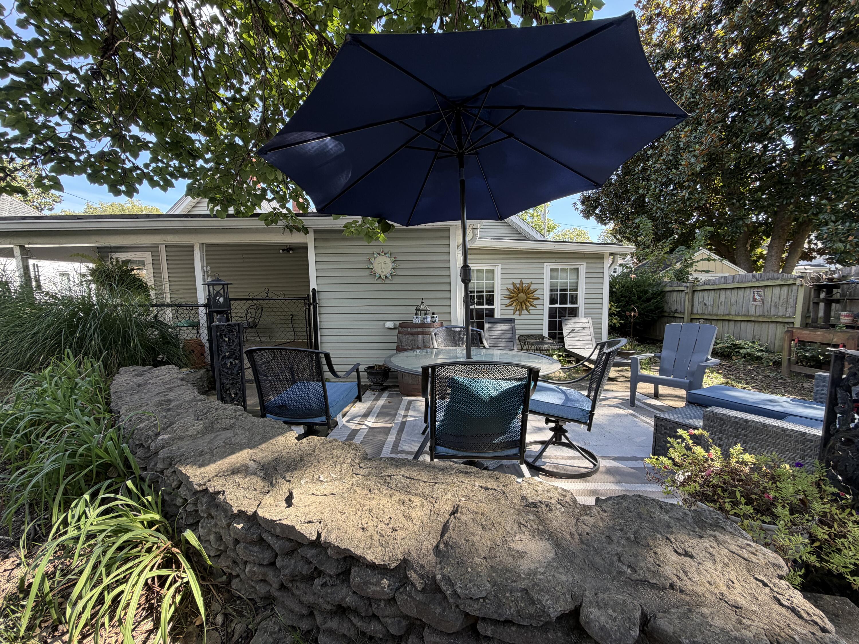 118 College Street Property Photo 4