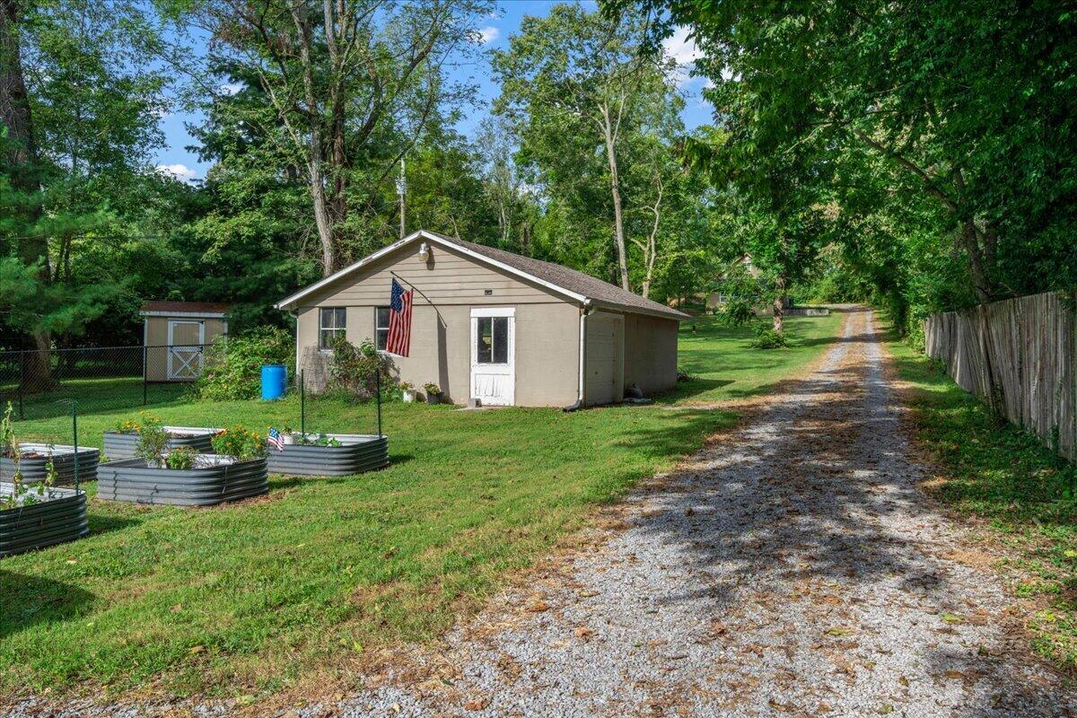1079 Property Photo 41