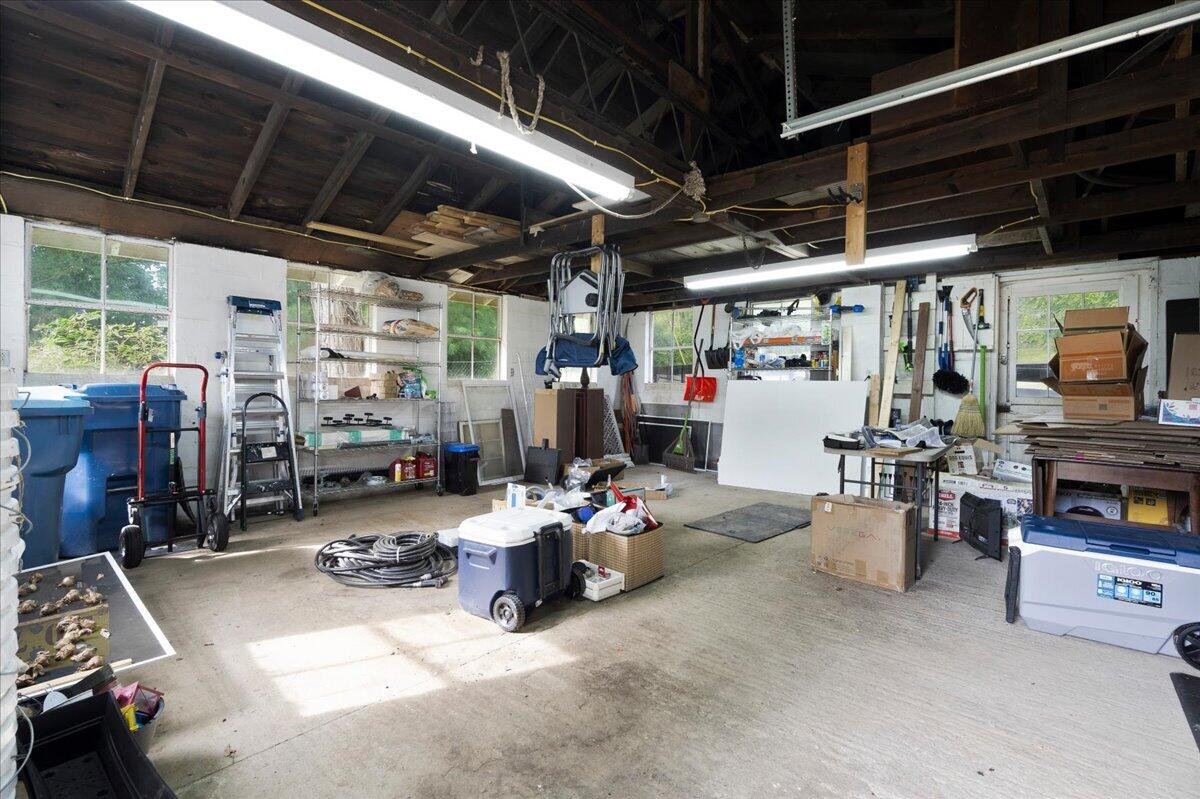 1079 Property Photo 43