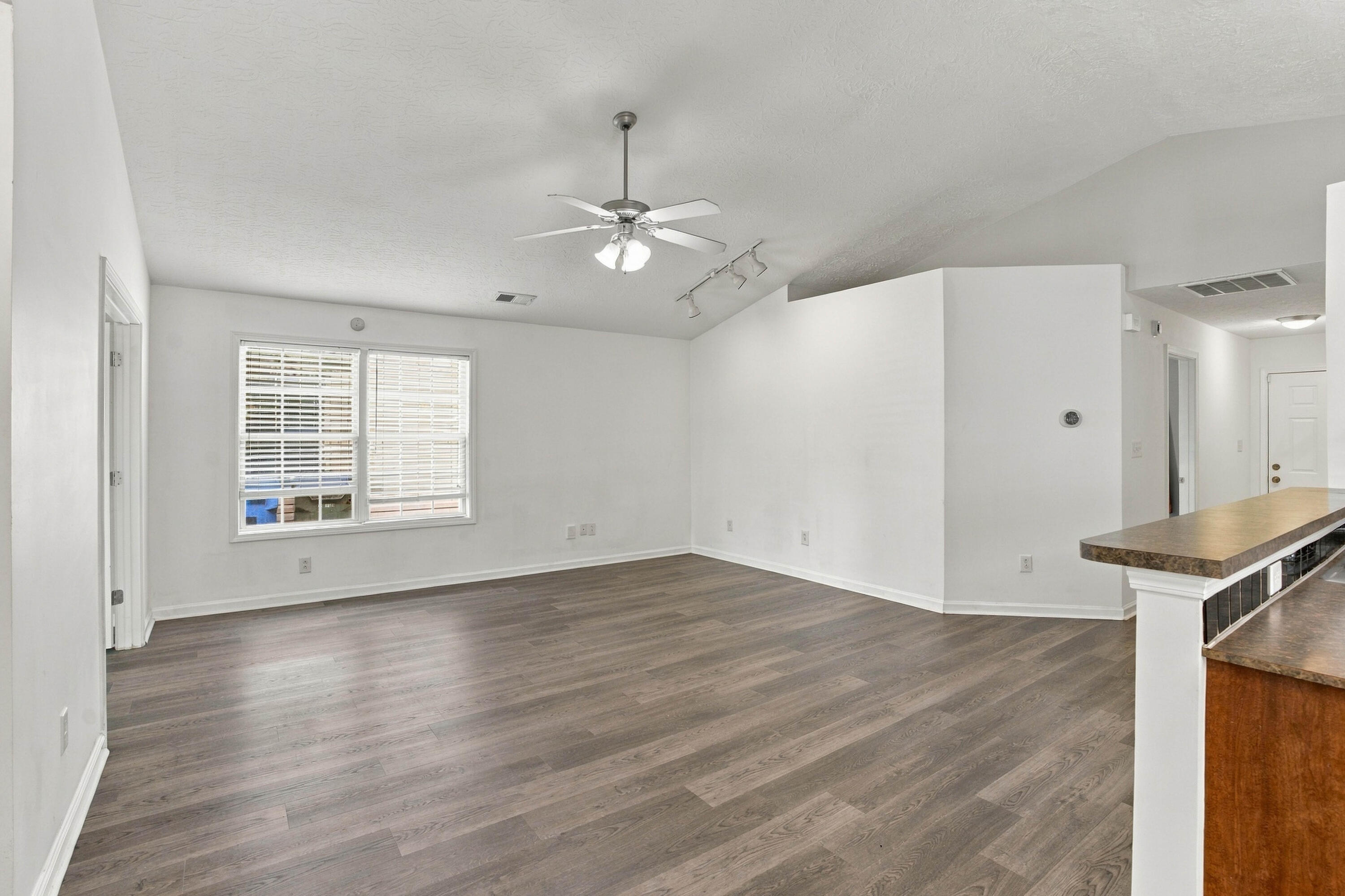 996 Winding Oak Trail Property Photo 4