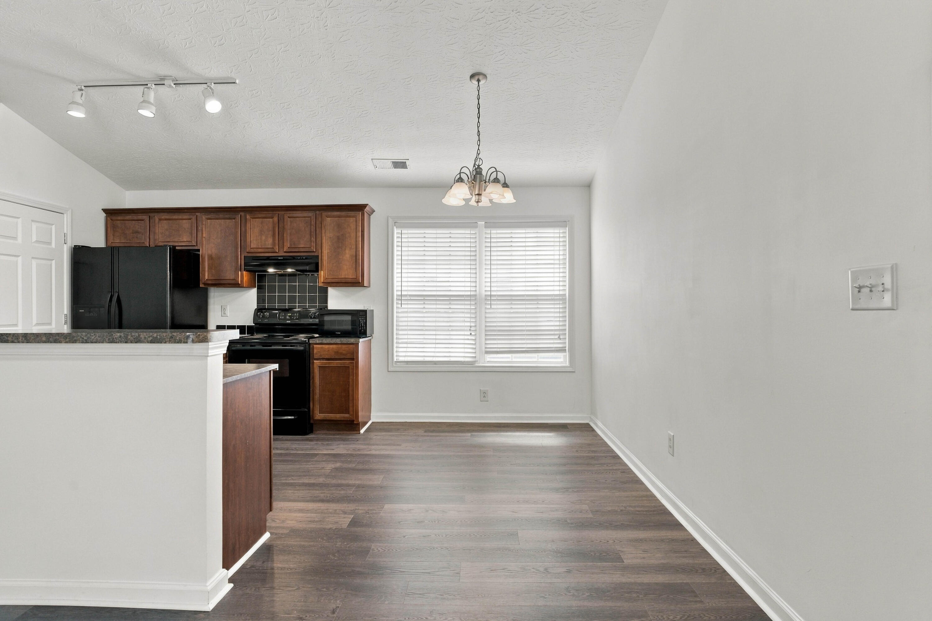 996 Winding Oak Trail Property Photo 7