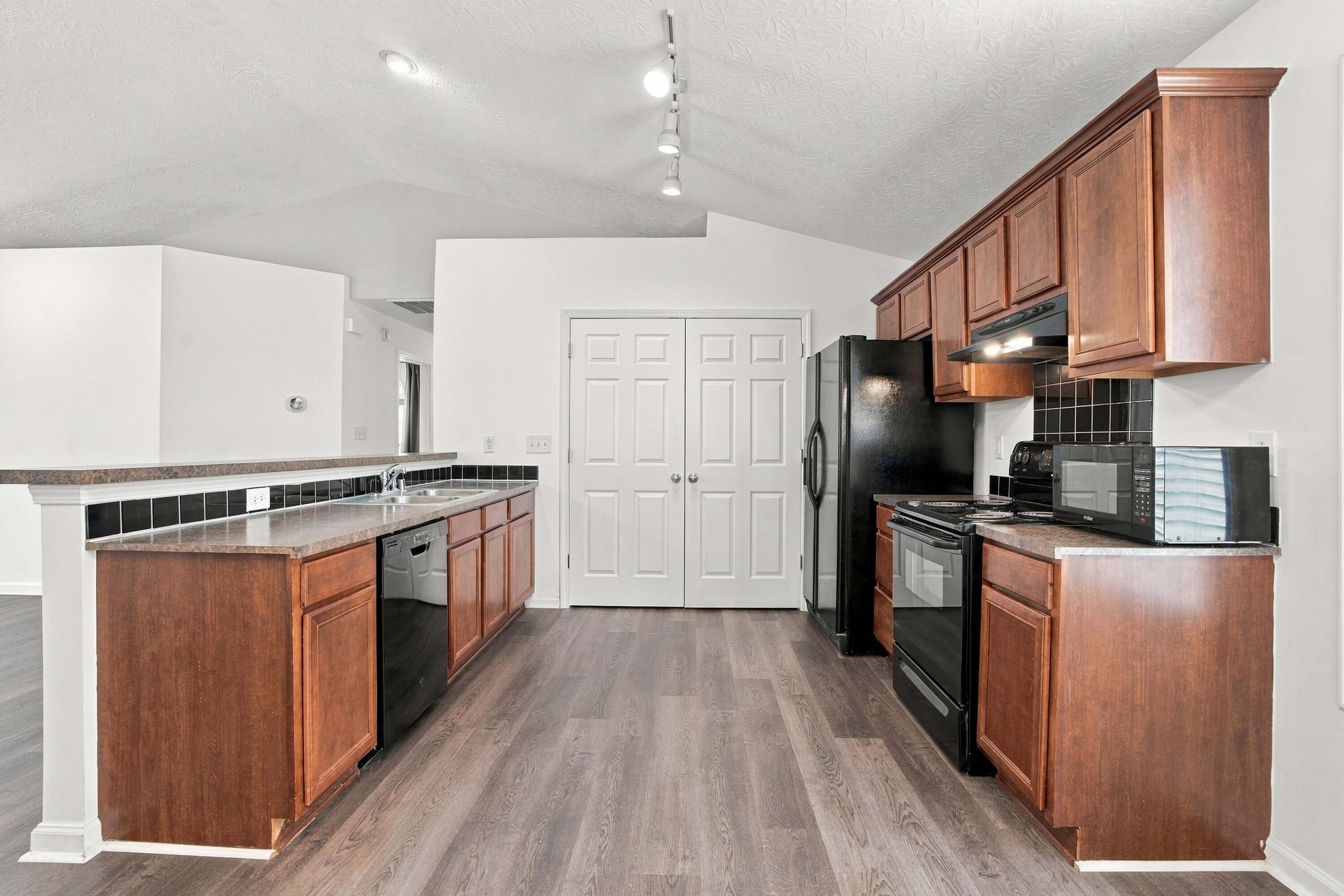 996 Winding Oak Trail Property Photo 9