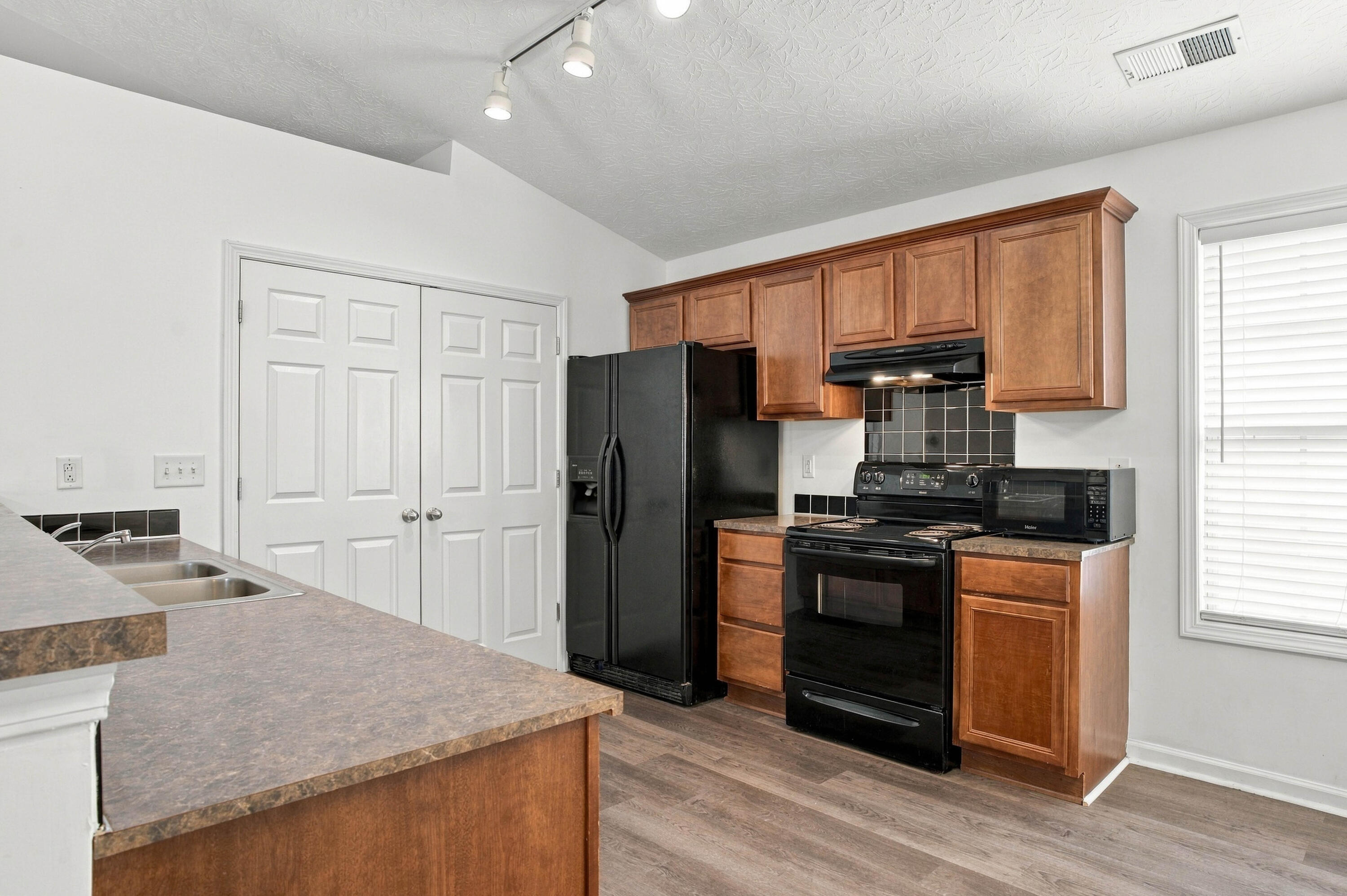 996 Winding Oak Trail Property Photo 10