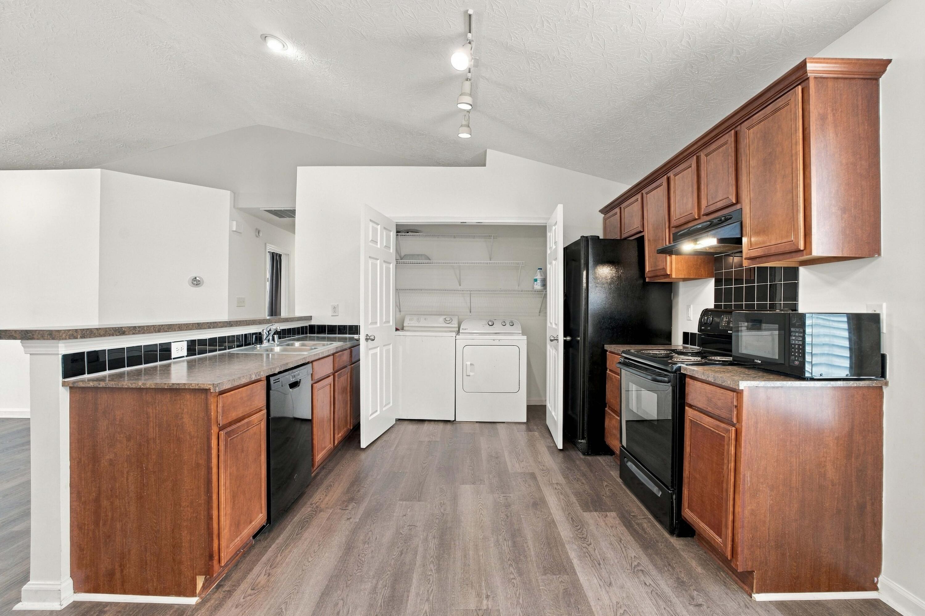 996 Winding Oak Trail Property Photo 11