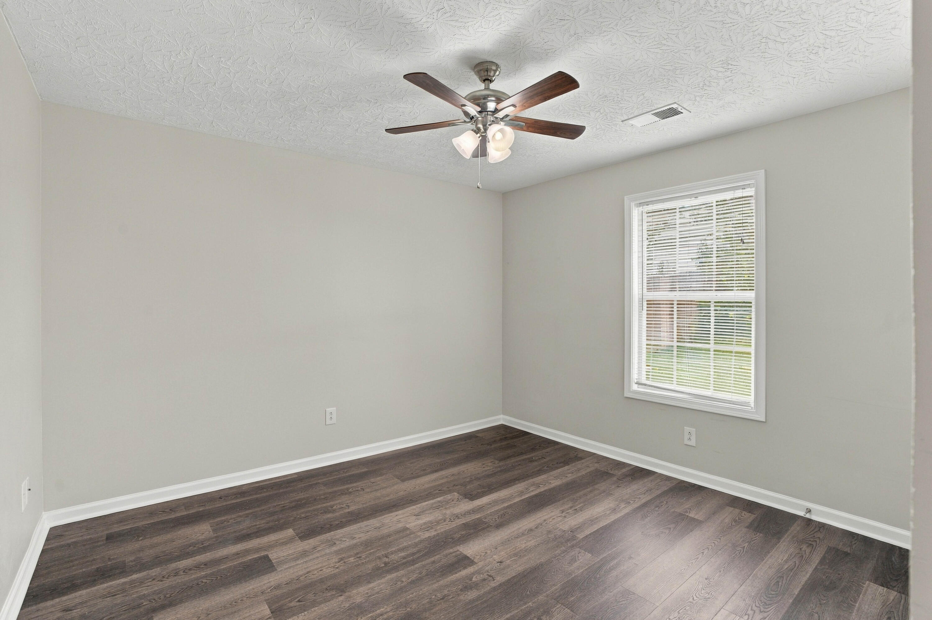 996 Winding Oak Trail Property Photo 16