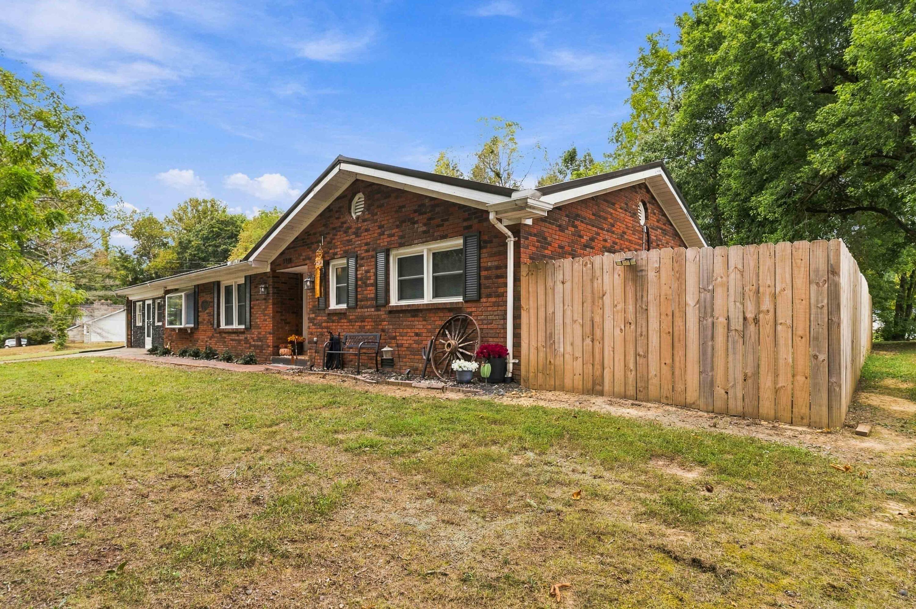 3918 Hickory Hill Drive Property Photo 3