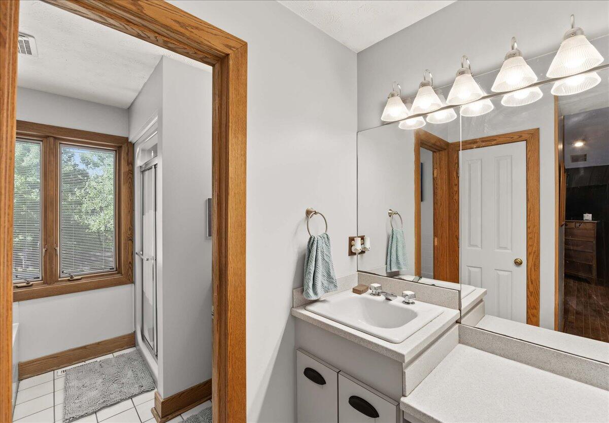851 Avenstoke Road Property Photo 14