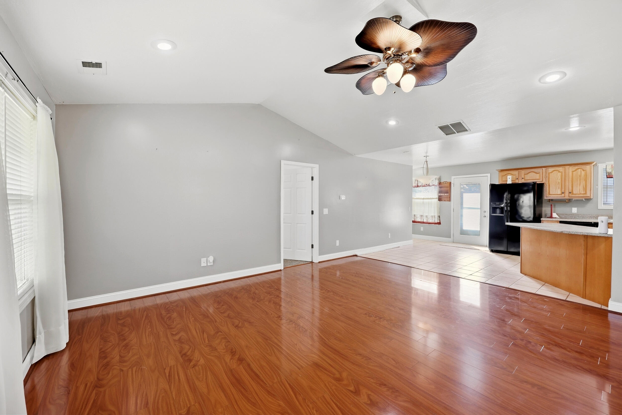 121 Brett Circle Property Photo 3
