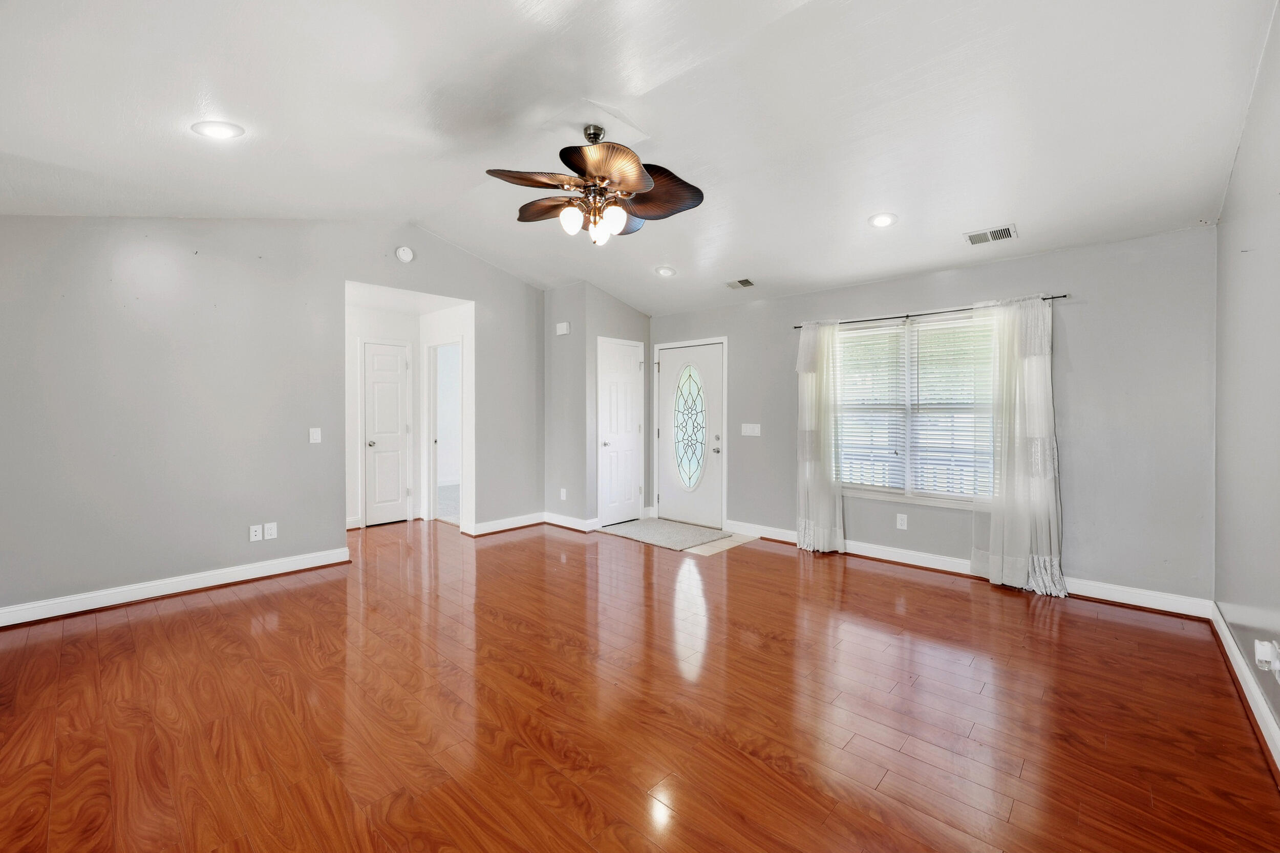 121 Brett Circle Property Photo 6