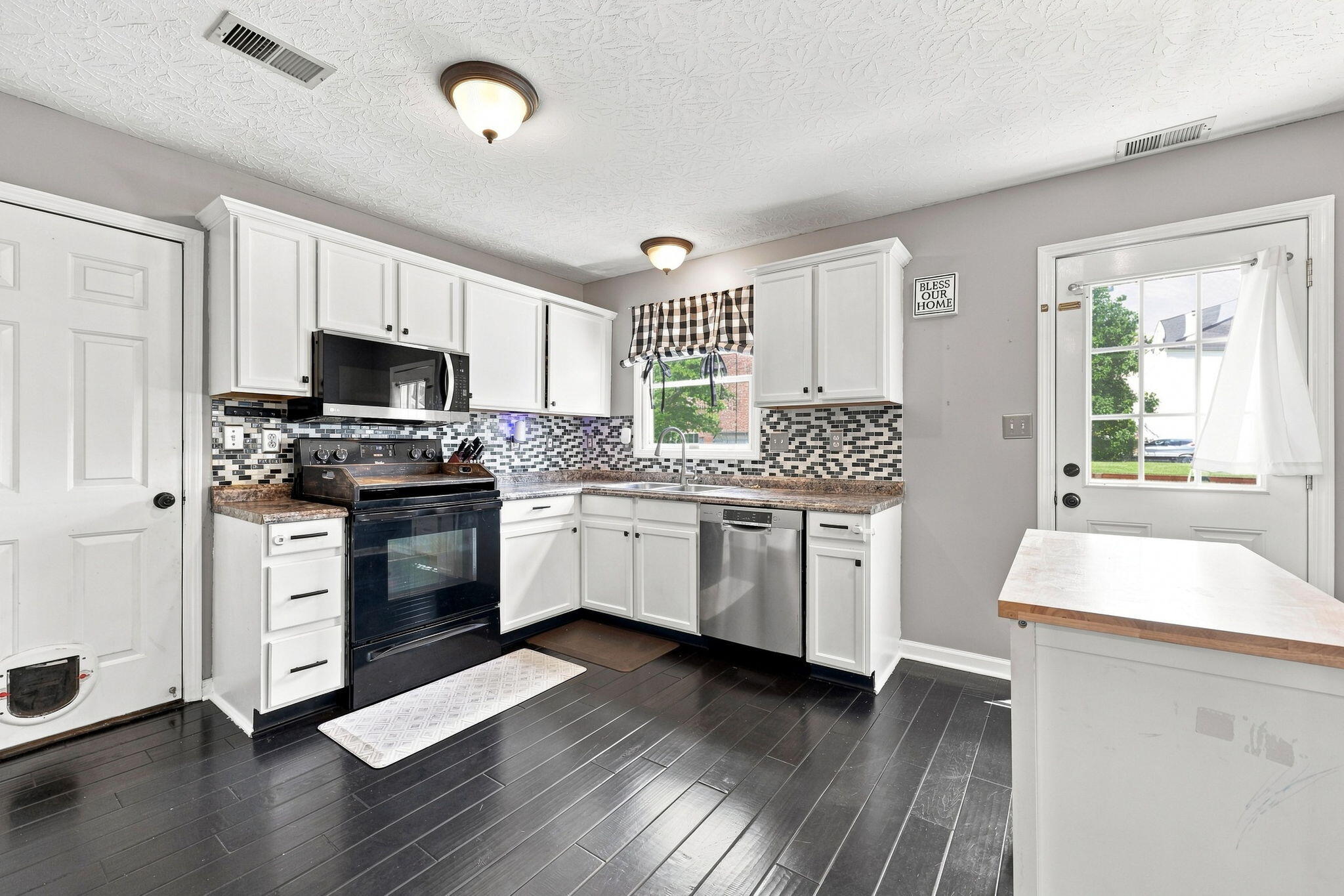 532 Amberley Drive Property Photo 12