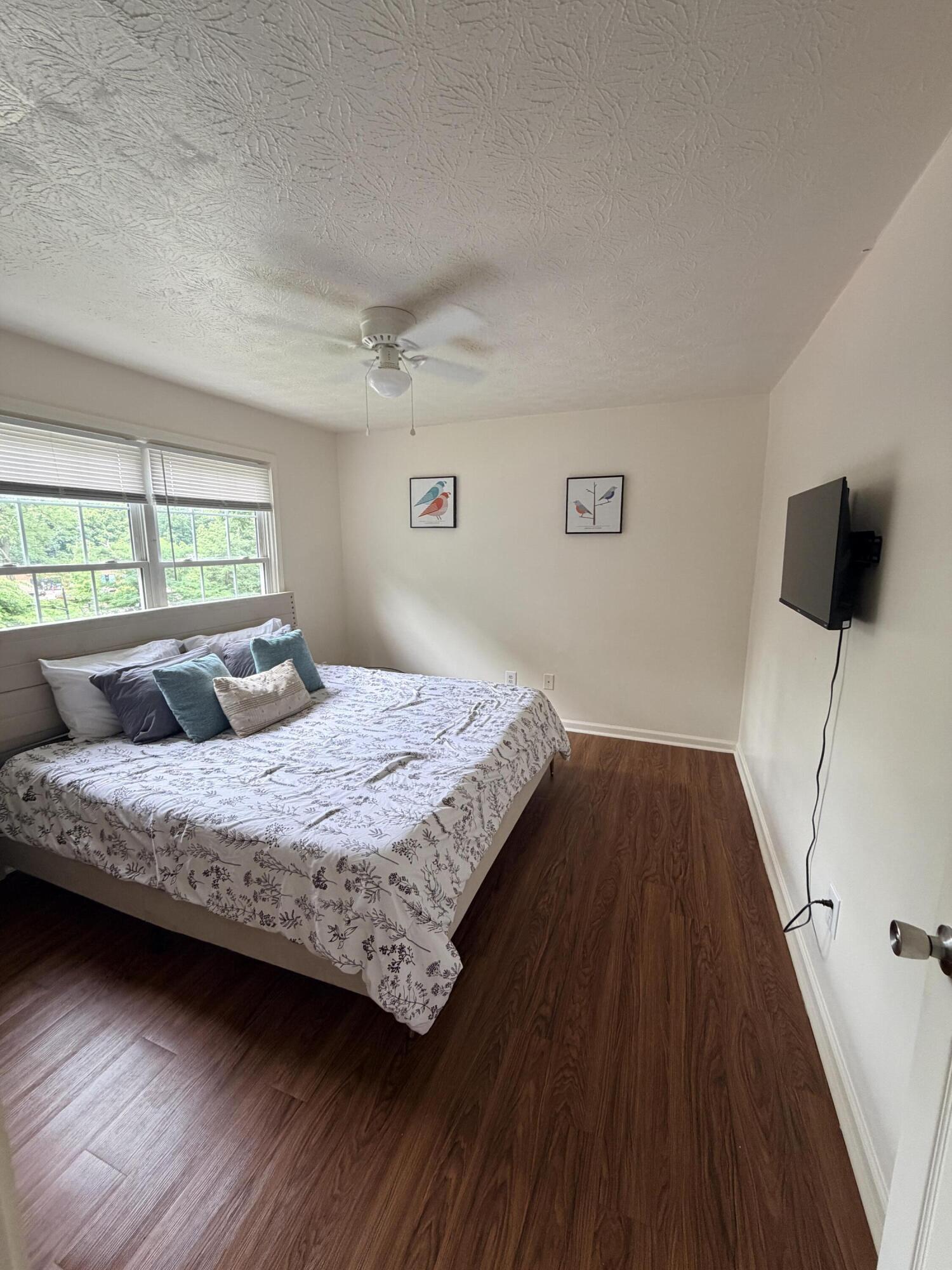 115 E Walnut Street Property Photo 9