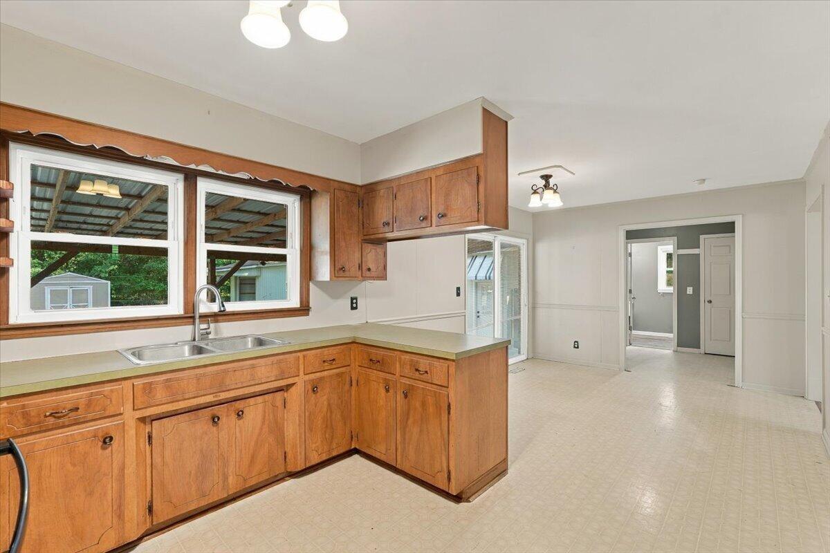 202 Oakcrest Drive Property Photo 8