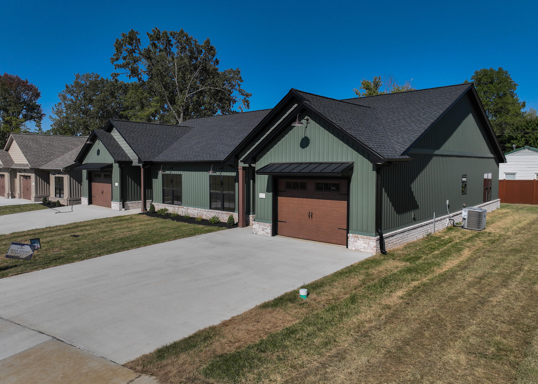 910 Violet Court Property Photo 3