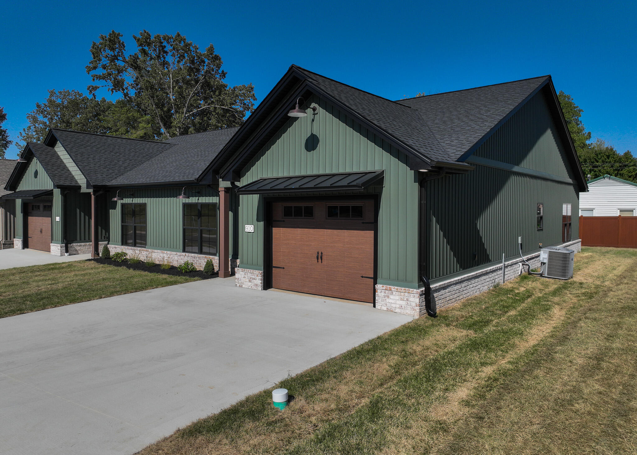 910 Violet Court Property Photo 4